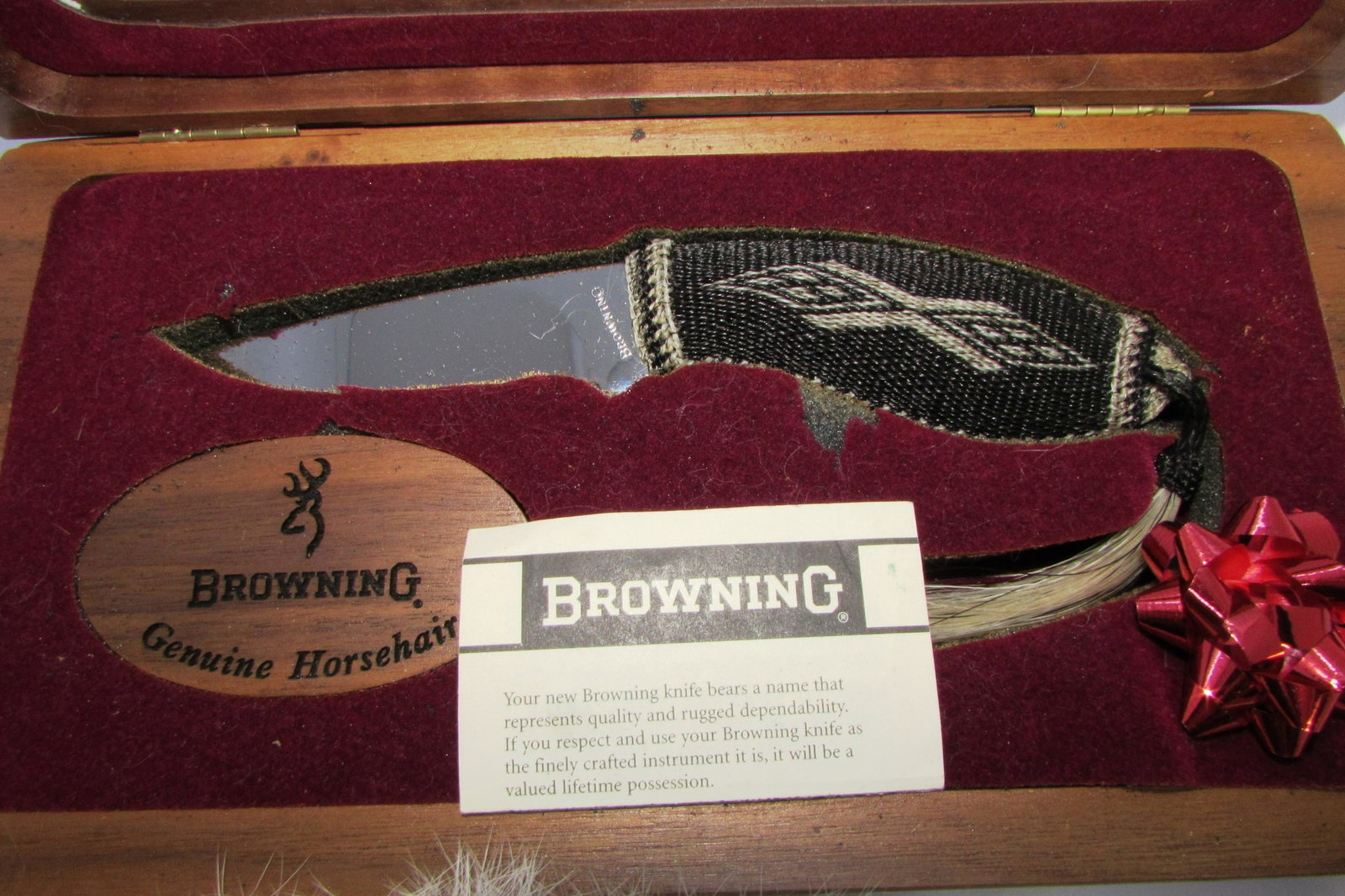 BROWNING HORSEHAIR KNIFE NEW IN SHOWCASE WEAVE: BROWNING MODEL 383 FIXED BLADE KNIFE w/ GENUINE HORSE HAIR; RABBIT HIDE SHEATH. NEW, UNUSED, SUPER SHARP. 3.25" BLADE, 7" OVERALL. (USA SHIPPING $20)