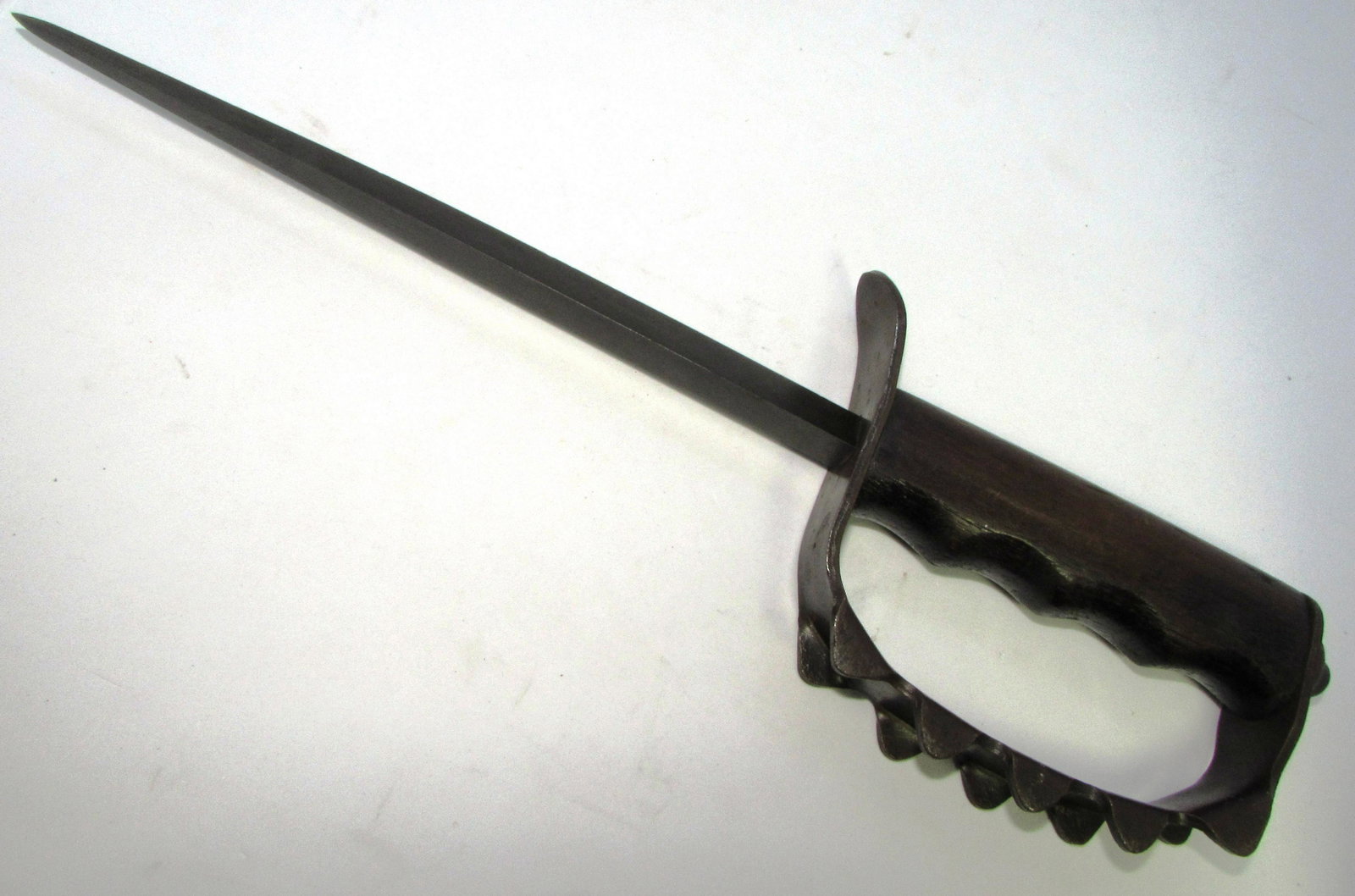 AC CO TRENCH KNIFE M1917 TRIPLE EDGE FINGER GUARD: A.C. CO. M 1917 TRENCH KNIFE w/ "KNUCKLE DUSTER" FINGER GUARD. 8.75" TRIANGLE BLADE, 14" OVERALL. WWI WORLD WAR 1. MARKED "A.C. CO. U.S.A. 1917". (USA SHIPPING $20)