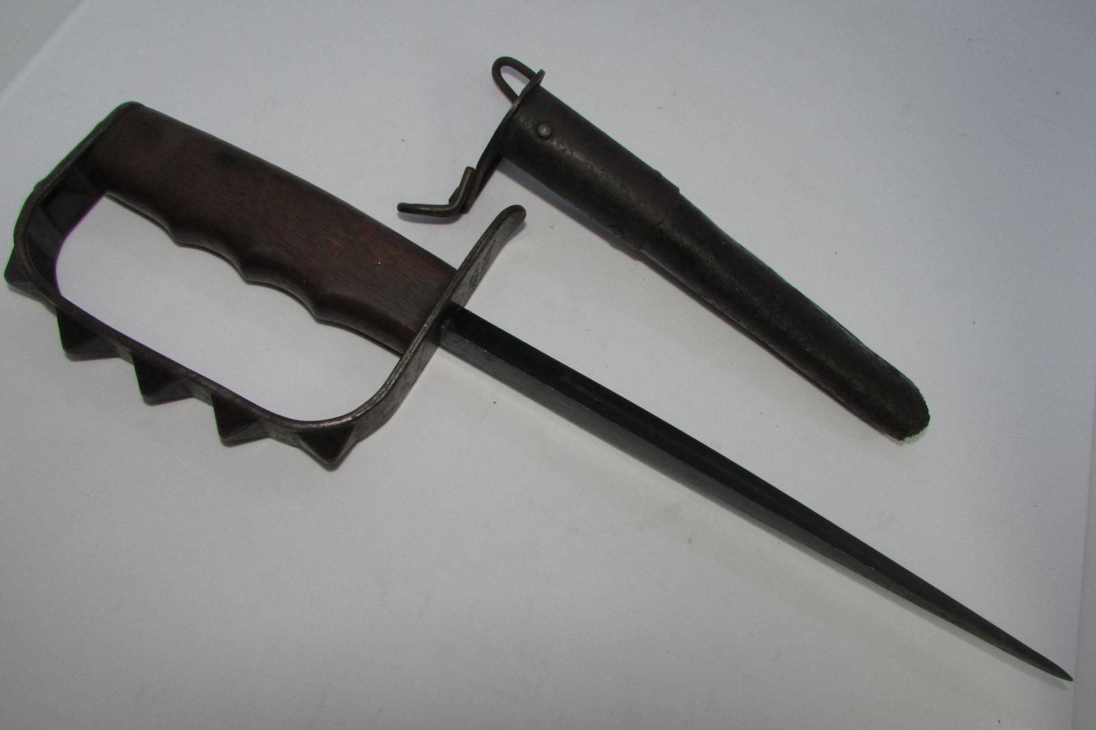 US LF&C M1917 TRENCH KNIFE KNUCKLE DUSTER SHEATH: L.F. & C. US M1917 WWI TRENCH KNIFE w/ PARTIAL SCABBARD. 8.75" TRIANGLE TRIPLE EDGE BLADE, 13.75" OVERALL. (USA SHIPPING $20)