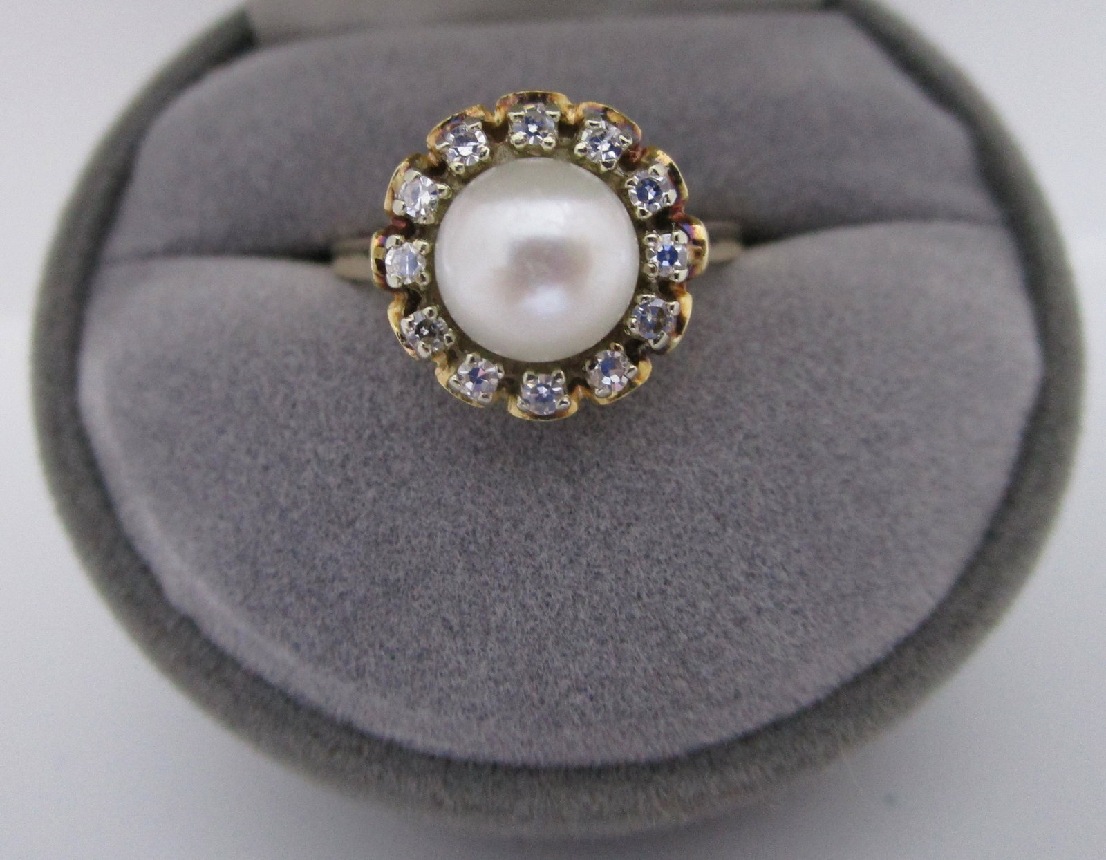 7.5MM PEARL .25CT DIAMOND RING 14K GOLD SIZE 8: VINTAGE ESTATE MARKED "BRISTOL 14K" CLUSTER RING. .25 CARAT IN VS CLARITY 12MDIAMONDS. SIZE 8, 14K WHITE & YELLOW GOLD 4.8 GRAMS. EXCELLENT CONDITION. (USA SHIPPING $10)
