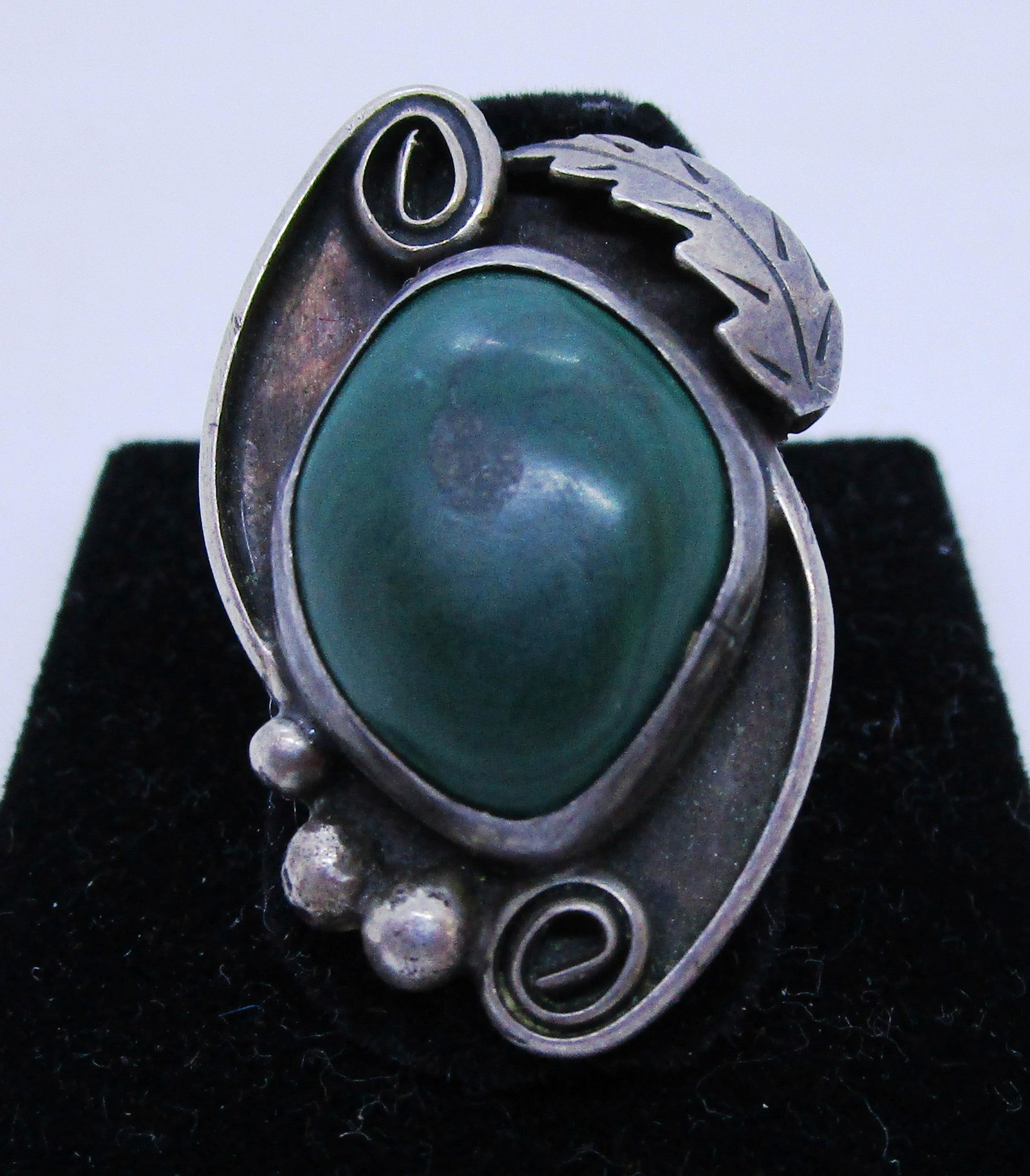 NAVAJO MALACHITE RING STERLING SILVER: VINTAGE ESTATE NATIVE AMERICAN SOUTHWEST NAVAJO INDIAN JEWELRY. MARKED "STERLING" . SIZE 9. TOP MEASURES 36MM BY 23MM. NATURAL MALACHITE STONE WITH INCLUSSIONS. WEIGHS 6 GRAMS. (US SHIPPING $5)