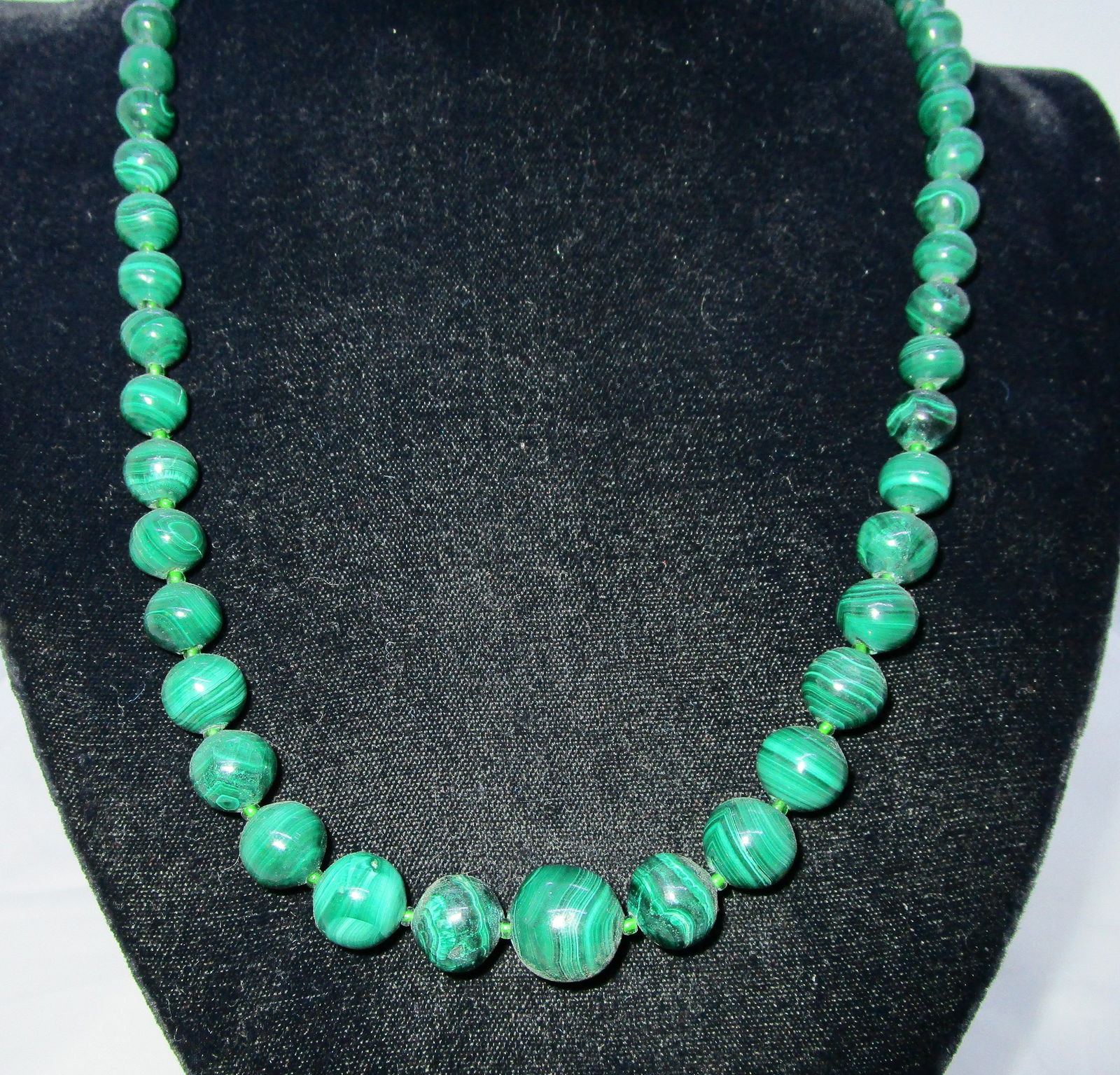 23" GENUINE MALACHITE STONE BEAD NECKLACE: VINTAGE ESTATE STRAND OF GRADUATED 7MM TO 15MM GEMSTONES. WEIGHS 91.3 GRAMS. WITH SMALL GREEN SPACER BEADS. (US SHIPPING $8)