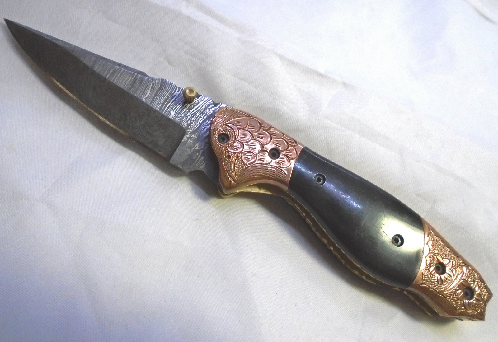 DAMASCUS POCKET KNIFE BULL HORN: FOLDING, SINGLE BLADE LINER-LOCKING NEW STYLE DAMASCUS POCKET KNIFE. 3.5" BLADE, 7.75" OVERALL. SHARP. (US SHIPPING $8).