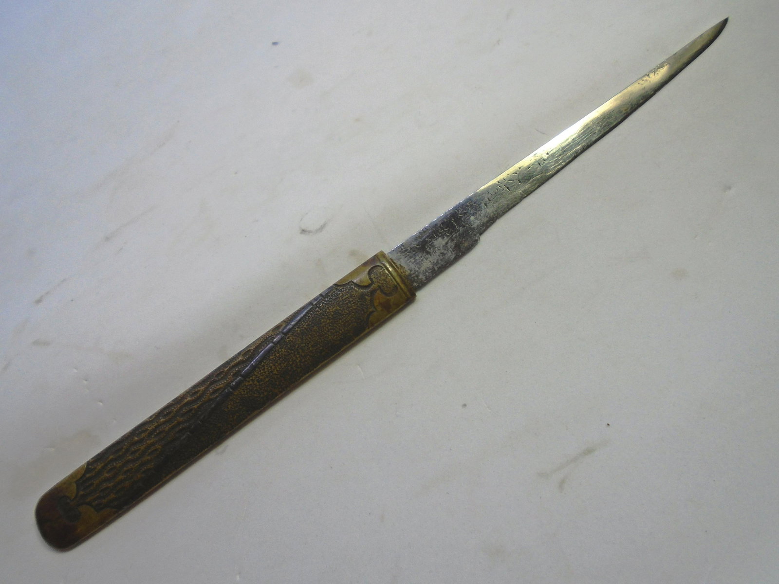 JAPANESE SAMURAI KNIFE 7 13/16" SECONDARY WEAPON: SAMURAI KNIFE - WOULD HAVE BEEN STORED IN THE SCABBARD OF A SWORD. 4" BLADE, 7 13/16" OVERALL. (US SHIPPING $20)