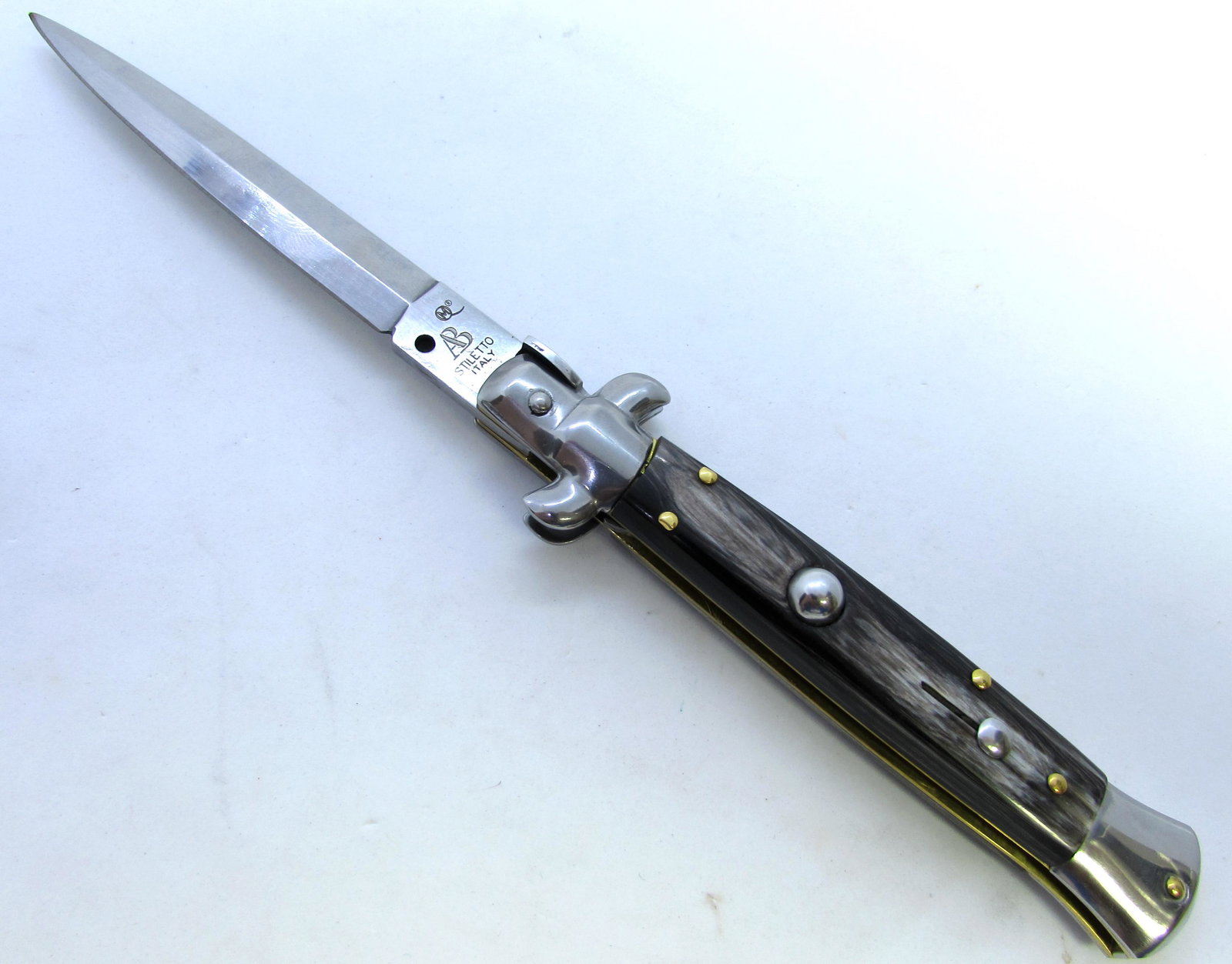 9" AB BELTRAME STILETTO ITALY SWITCHBLADE KNIFE: TOTAL LENGTH IS JUST SHY OF 9". BLADE IS 4". ALL FUNCTIONS WORK. HORN HANDLE. MARKED "AB STILETTO ITALY" ARMANDO BELTRAME. (USA SHIPPING $8)