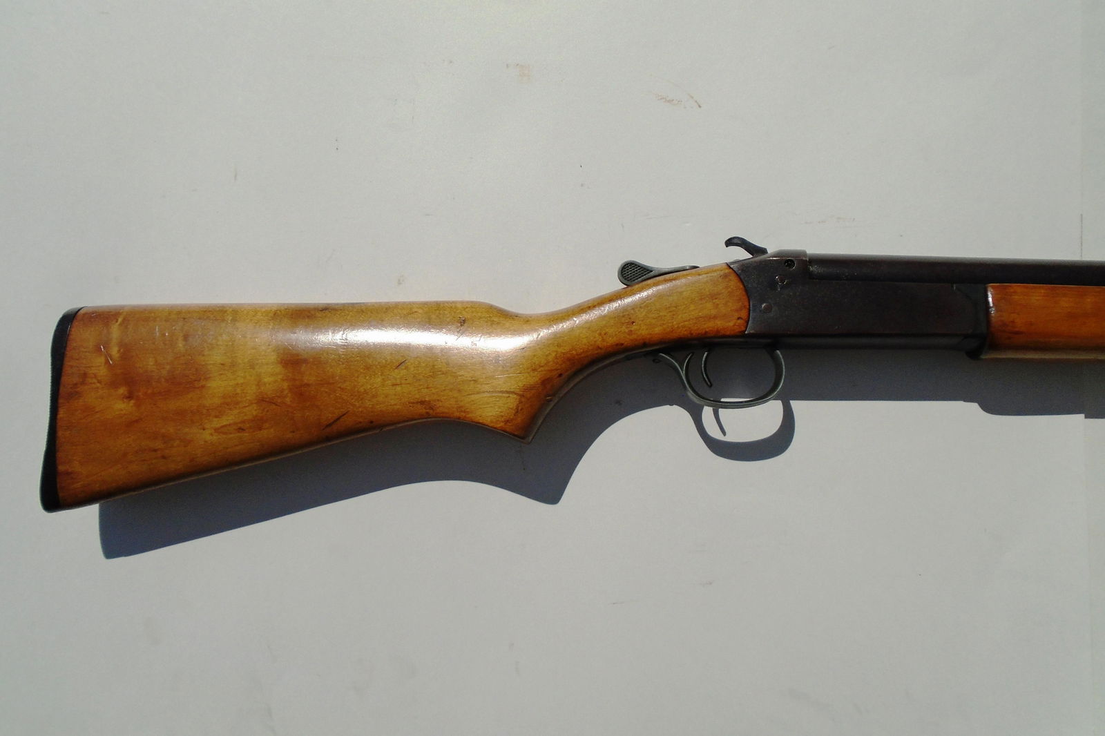 WINCHESTER 370 20g BREAK BARREL SHOTGUN FULL CHOKE: WINCHESTER SINGLE SHOT 20 GAUGE LONG GUN. 2 3/4" & 3" CHAMBER, PROOF STEEL. 28" BARREL. SER. # (020480). FRONT SIGHT BEAD MISSING. (US SHIPPING & FFL $75)