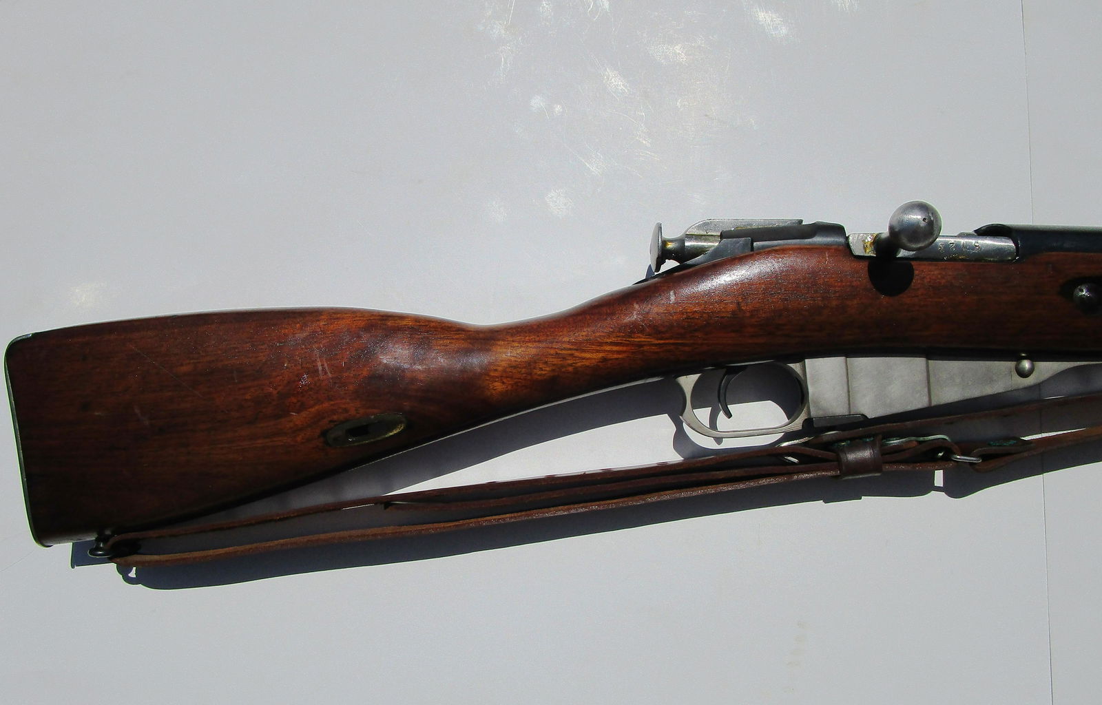 NICE MOSIN NAGANT 1937 RIFLE 7.62x54 CAL w SLING: MOSIN NAGANT LONG GUN. DATED 1937, EXCELLENT CONDITION. BOLT ACTION, 7.62x54mmR CAL., 23" BARREL, ADJUSTABLE REAR SIGHT, UNIQUE WOOD STOCK, NICE LEATHER SHOULDER SLING. SER.#136496. (US SHIPPING & FFL