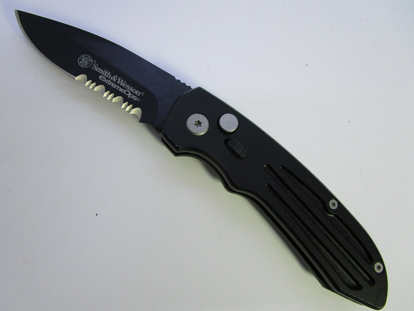 SMITH & WESSON EXTREMEOPS AUTOMATIC KNIFE: PUSH BUTTON SWITCHBLADE. SERRATED EDGE. 7.5" TOTAL OPENED. 4.5" CLOSED. WORKS GREAT. (USA SHIPPING $5)