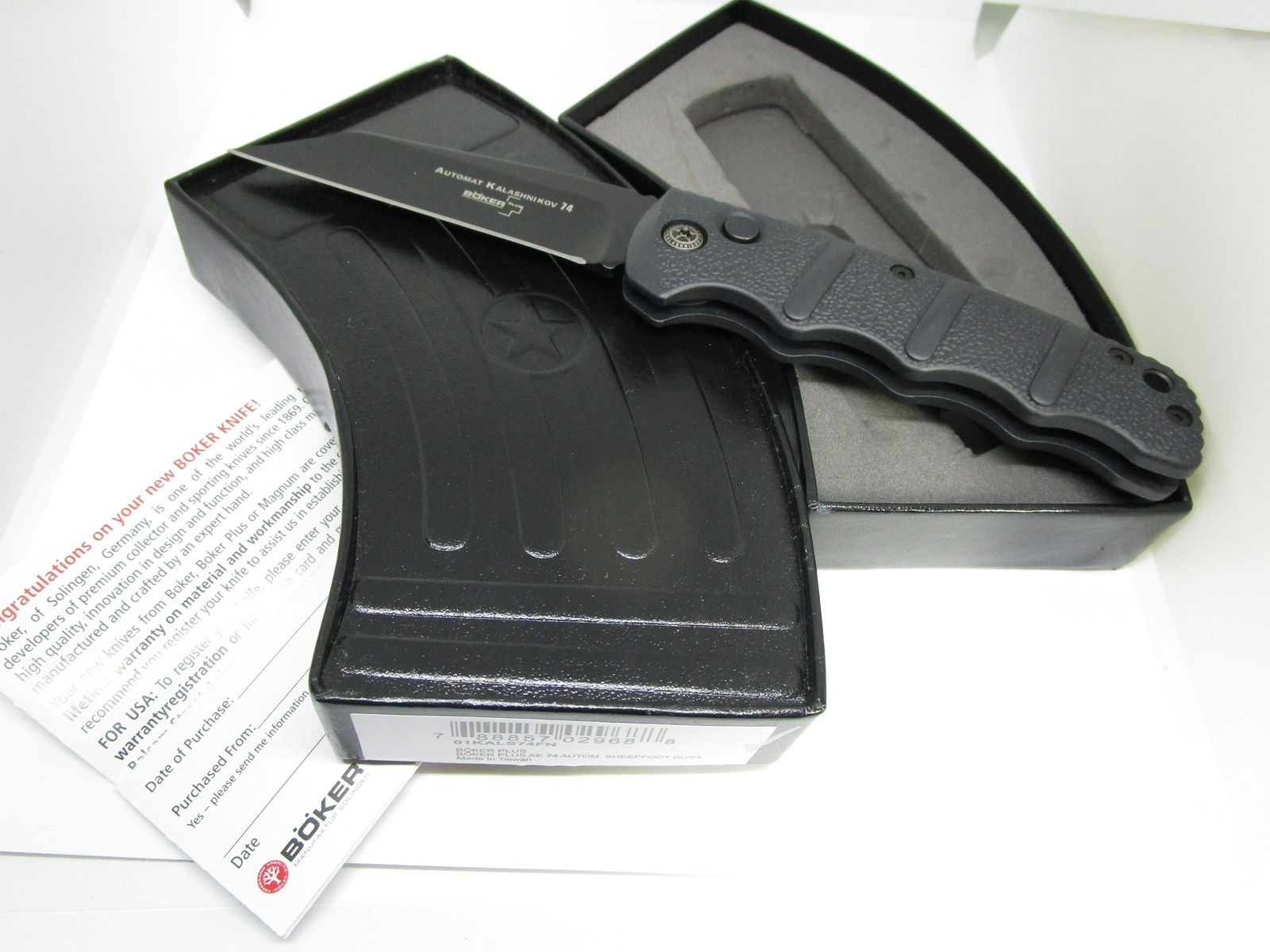 BOKER KALASHNIKOV PLUS AUTOMATIC FOLDING KNIFE: AK 74 SHEEPFOOT PUSH BUTTON SWITCHBLADE POCKET KNIFE INCLUDES BOX. EXCELLENT CONDITION. 4.25" CLOSED. 7.75" TOTAL LENGTH OPENED. (USA SHIPPING $6)