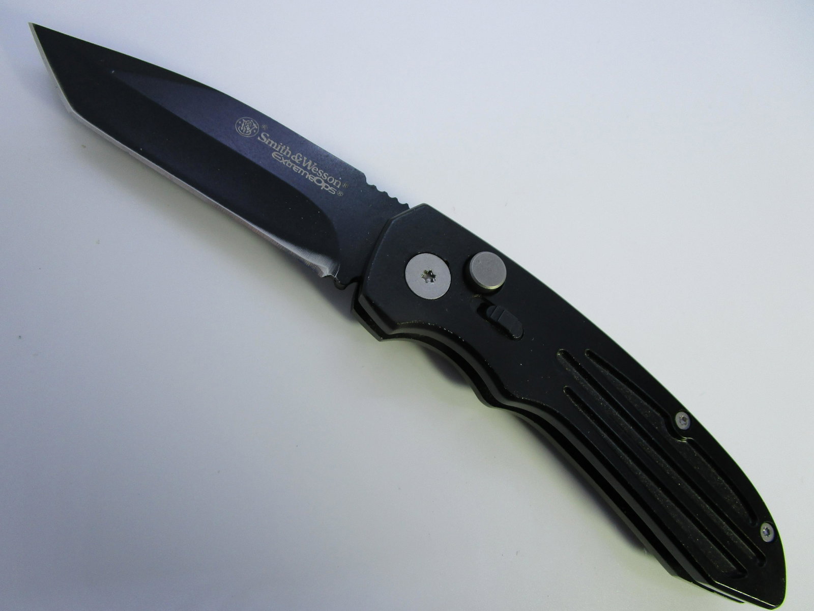 SMITH & WESSON EXTREMEOPS AUTOMATIC KNIFE: SWITCHBLADE WITH SAFETY WORKS WELL. BLADE IS 3". TOTAL LENGTH OPENED IS 7". (USA SHIPPING $5)