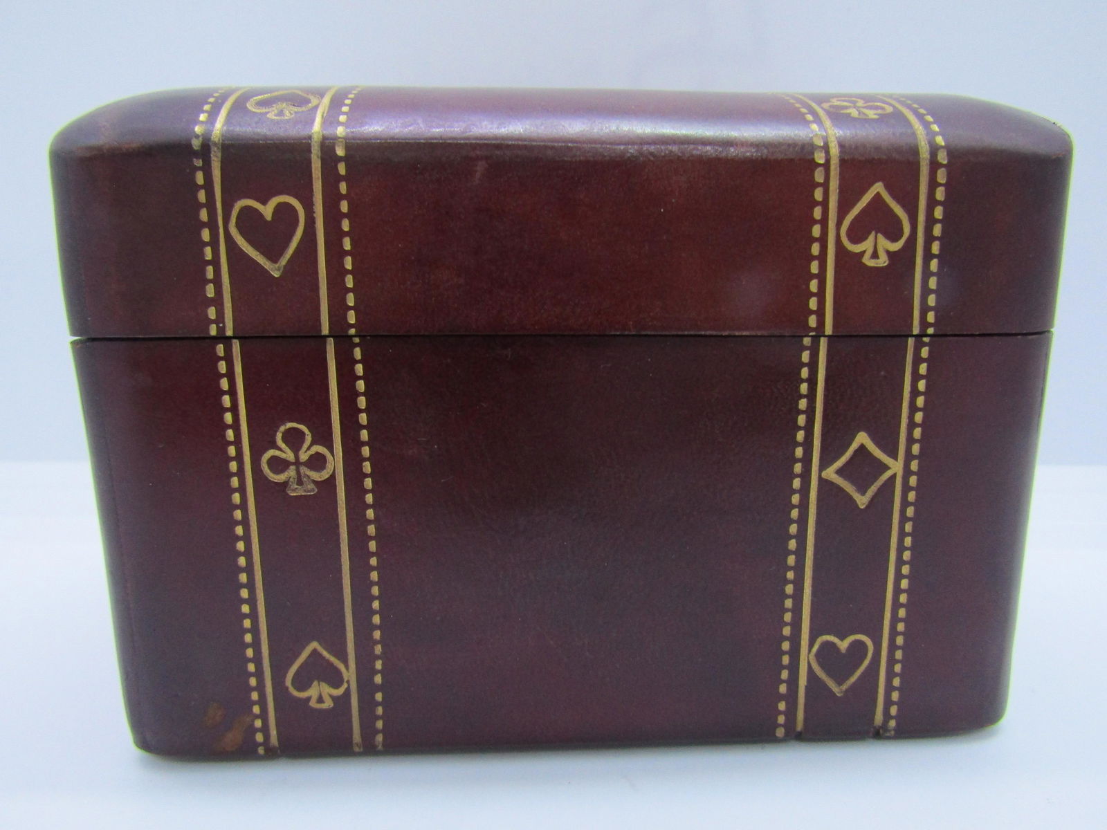 CARD BOX GUGLIELMO PAPINI LEATHER FIRENZE ITALY: VINTAGE ESTATE FLORENCE BURGUNDY FINELY FINISHED LEATHER WITH GOLD DETAIL TRIM, EXCELLENT CONDITION. PLAYING CARD BOX HOLDS 2 DECKS. AMAZING QUALITY, IT HAS BEEN USED, VERY MINOR SCRATCHES. PLEASE SEE