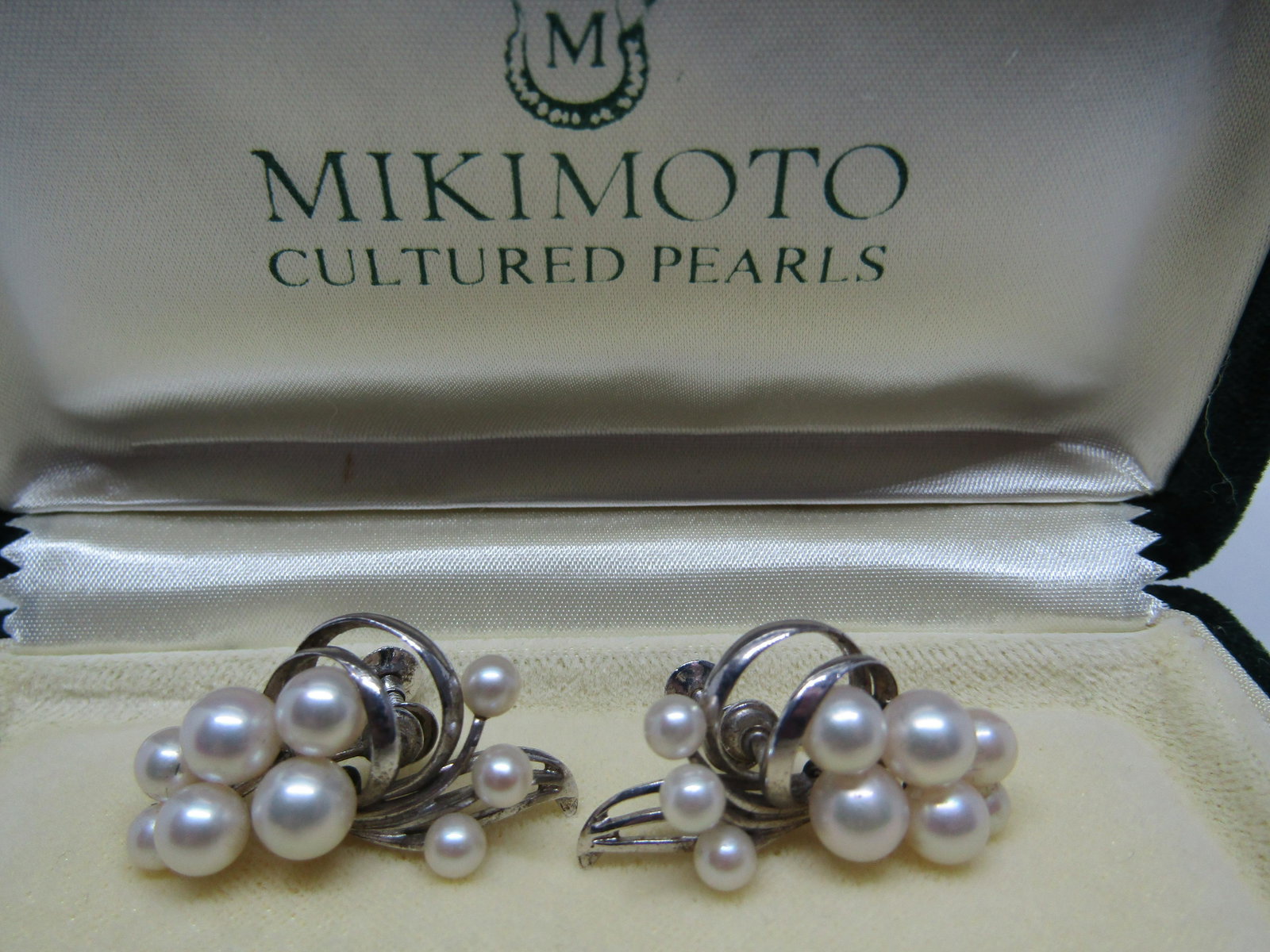 MIKIMOTO PEARL EARRINGS STERLING SILVER SCREWBACK: VINTAGE ESTATE HALLMARKED FOR MIKIMOTO, WITH AN S FOR SILVER. MEASURES 27MM BY 15MM . WITH 9 GENUINE CULTURED PEARLS 4MM TO 6MM AAA WHITE. WEIGHS 7 GRAMS. EXCELLENT CONDITION, THERE IS TONING ON THE S