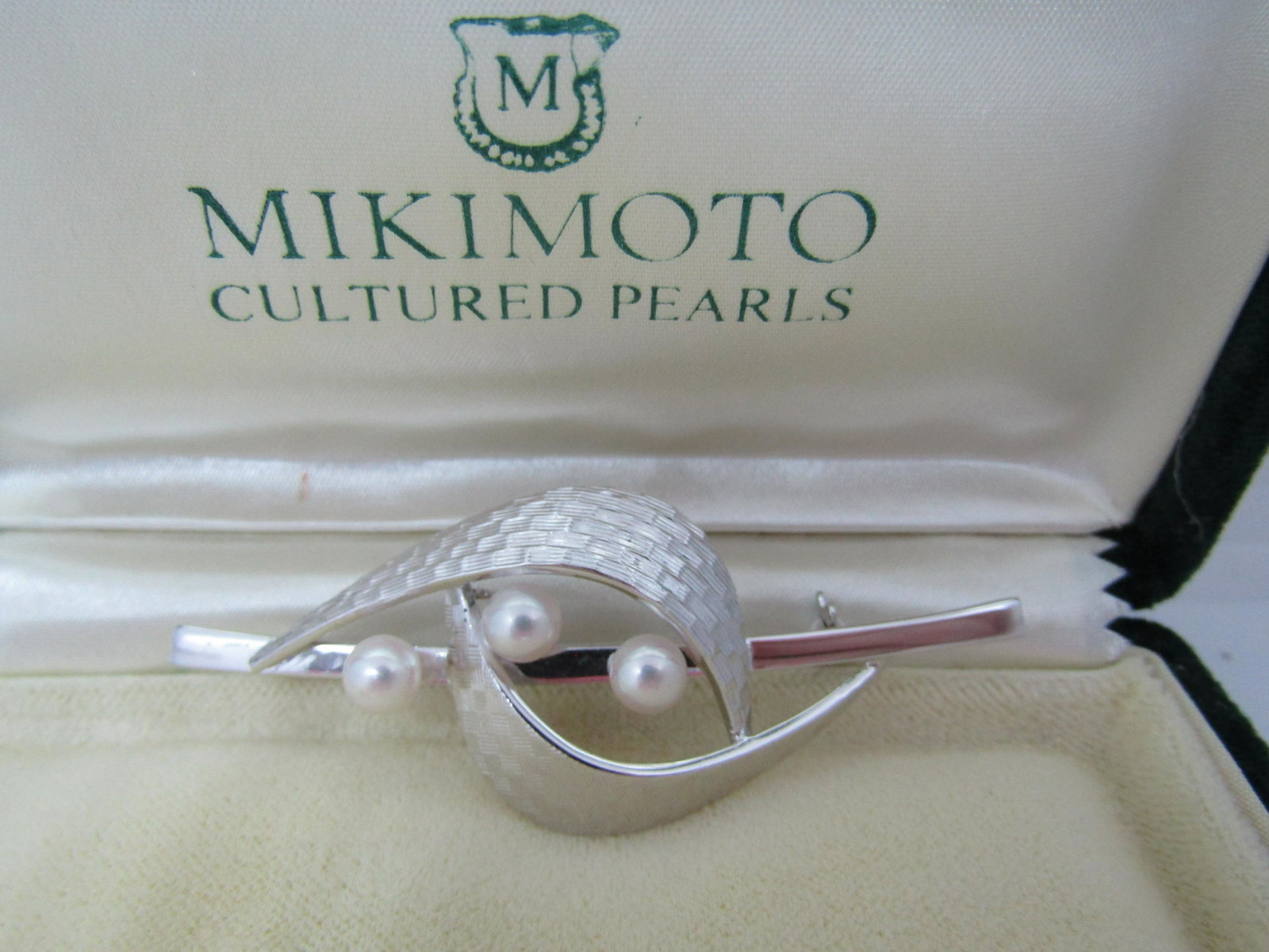 MIKIMOTO PEARL PIN STERLING SILVER BROOCH TRIPLE A: MIDCENTURY DESIGN HALLMARKED FOR MIKIMOTO, WITH AN "S "FOR SILVER. MEASURES 62MM BY 24MM . WITH 3 GENUINE CULTURED PEARLS 5.5MM AAA WHITE. WEIGHS 7 GRAMS. EXCELLENT CONDITION. WILL ARRIVE IN THE BOX I