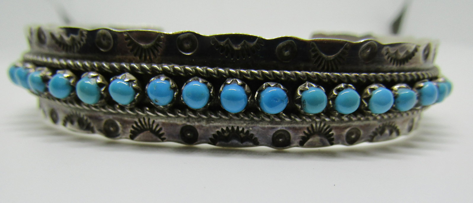 UKESTINE TURQUOISE CUFF BRACELET STERLING SILVER: HALLMARKED: STERLING, ZUNI, JP UKESTINE (FOR JASON & PEARL). 21 SNAKE EYE SLEEPING BEAUTY TURQUOISE GEMSTONES 3MM. INSIDE 7" WITH 1 3/8" GAP. VINTAGE ESTATE NATIVE AMERICAN SOUTHWEST INDIAN JEWELRY. T