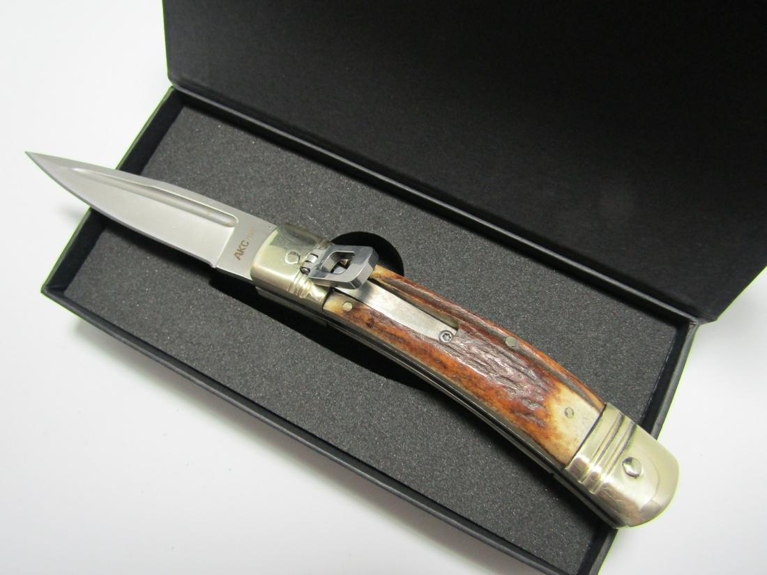 AKC ITALY STAG HANDLE SWITCHBLADE LEVERLOCK: AUTOMATIC KNIFE. EXCELLENT CONDITION. MEASURES 7.5" TOTAL LENGTH, BLADE IS 3". INCLUDES FITTED BOX. (USA SHIPPING $5)