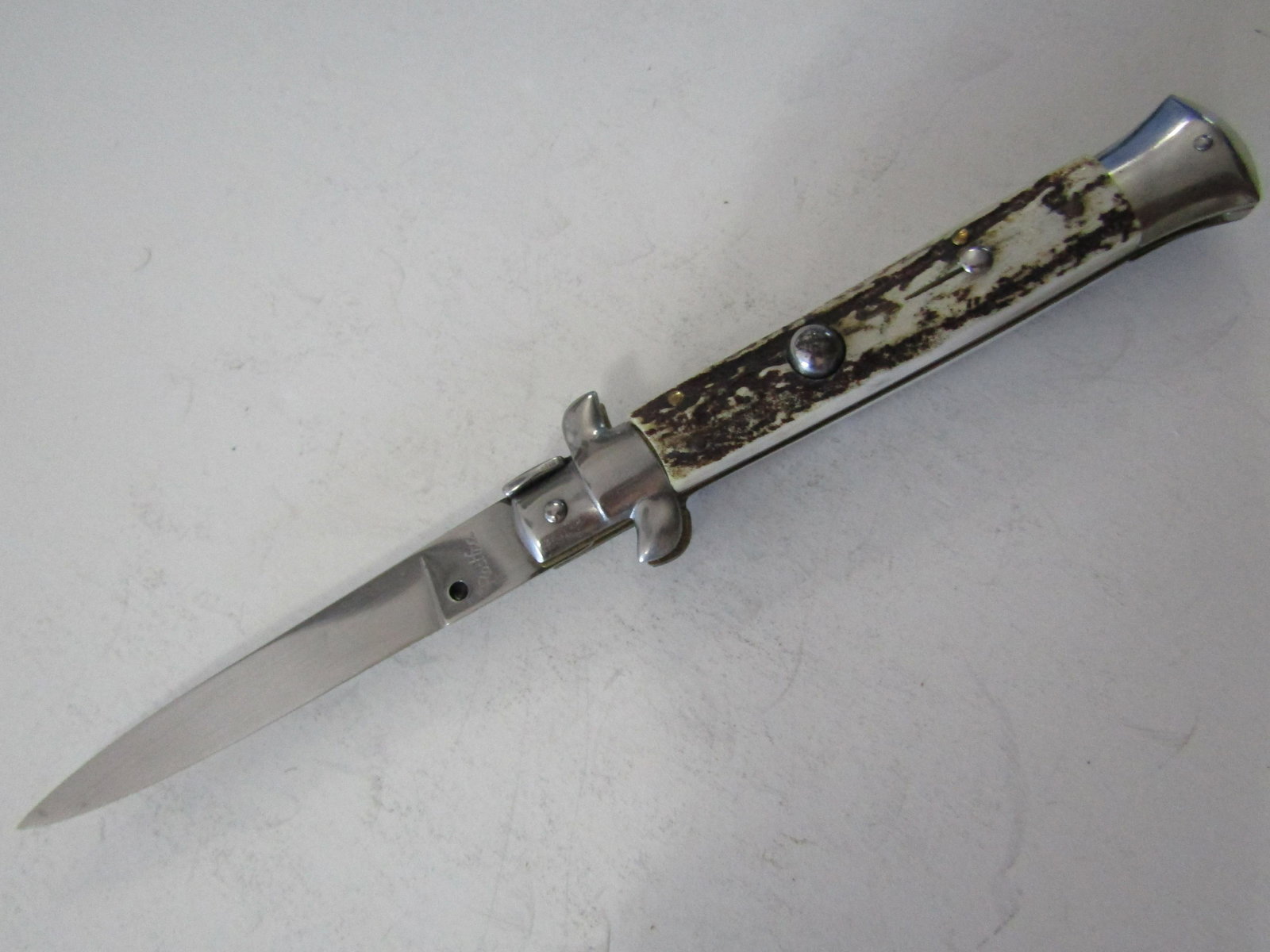 VINTAGE STAG SWITCHBLADE GERMANY: 9" GERMAN ROSTFREI STAG GRIP SWITCHBLADE WITH 4 INCH BLADE. GOOD WORKING PUSH BUTTON KNIFE. SHIPPING $10