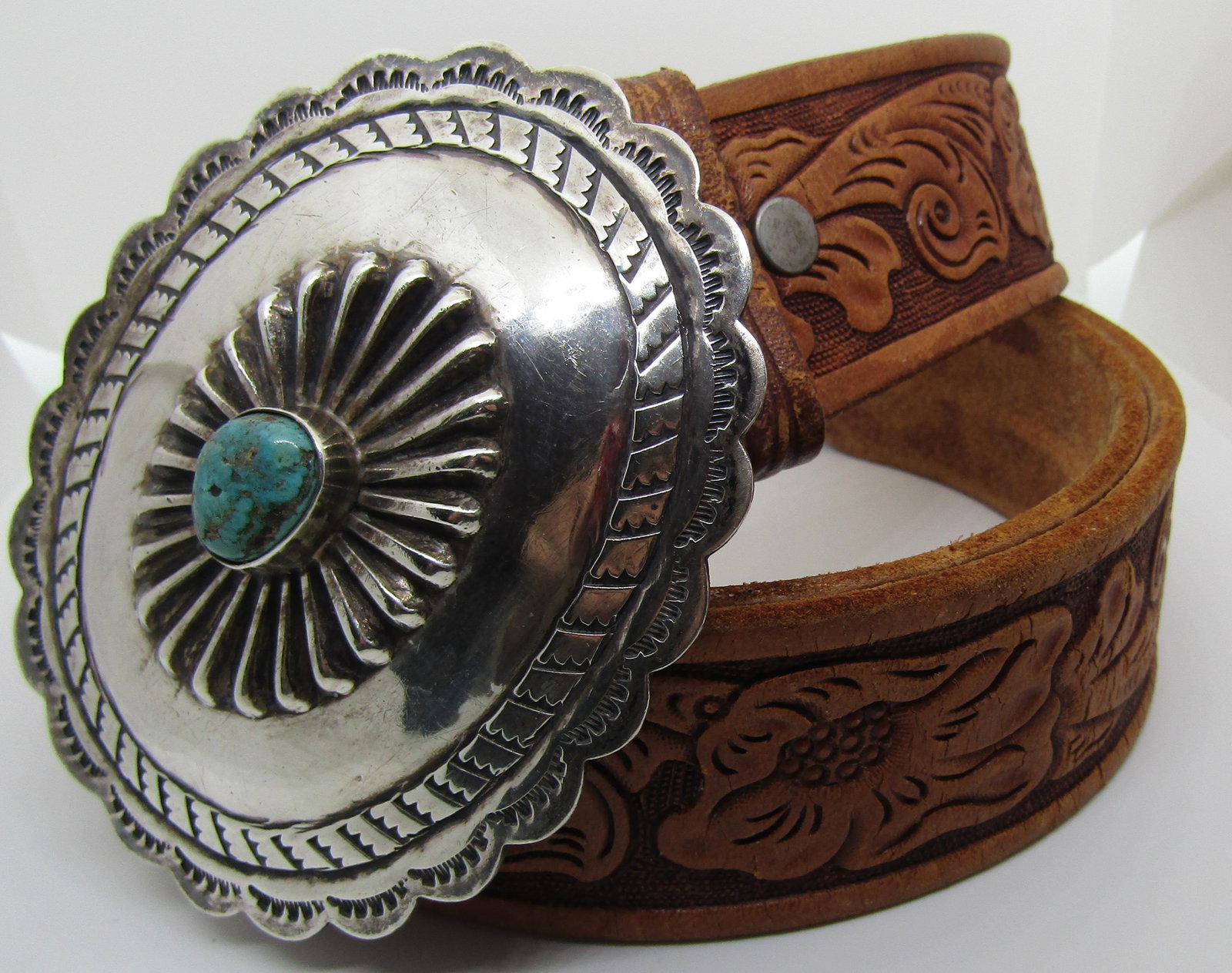 TURQUOISE CONCHO BUCKLE STERLING SILVER & BELT: TOOLED LEATHER COWBOY BELT MARKED "CHAMBERS BELT CO 114 TOP GRAIN COWHIDE PHOENIX, ARIZONA 34 HAND FINISHED". WITH VINTAGE ESTATE NATIVE AMERICAN SOUTHWEST INDIAN STERLING SILVER BUCKLE MEASURES 74MM 