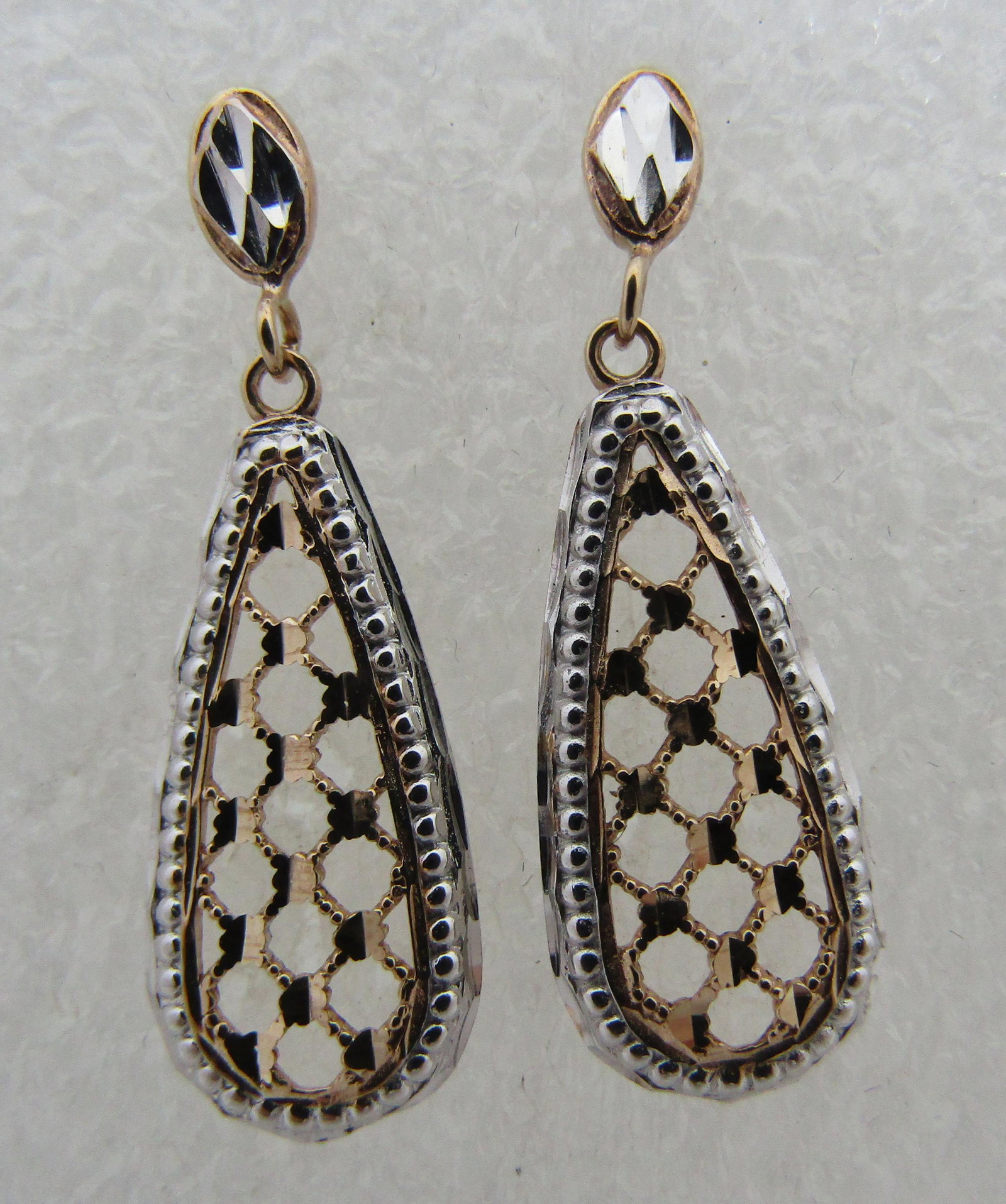 14K GOLD EARRINGS WHITE & YELLOW DIAMOND CUT: SPARKLING DANGLING EARRINGS 14K WHITE AND YELLOW GOLD. MEASURE 27MM BY 9MM. WEIGH 1.2 GRAMS. EXCELLENT CONDITION. USA SHIPPING $5