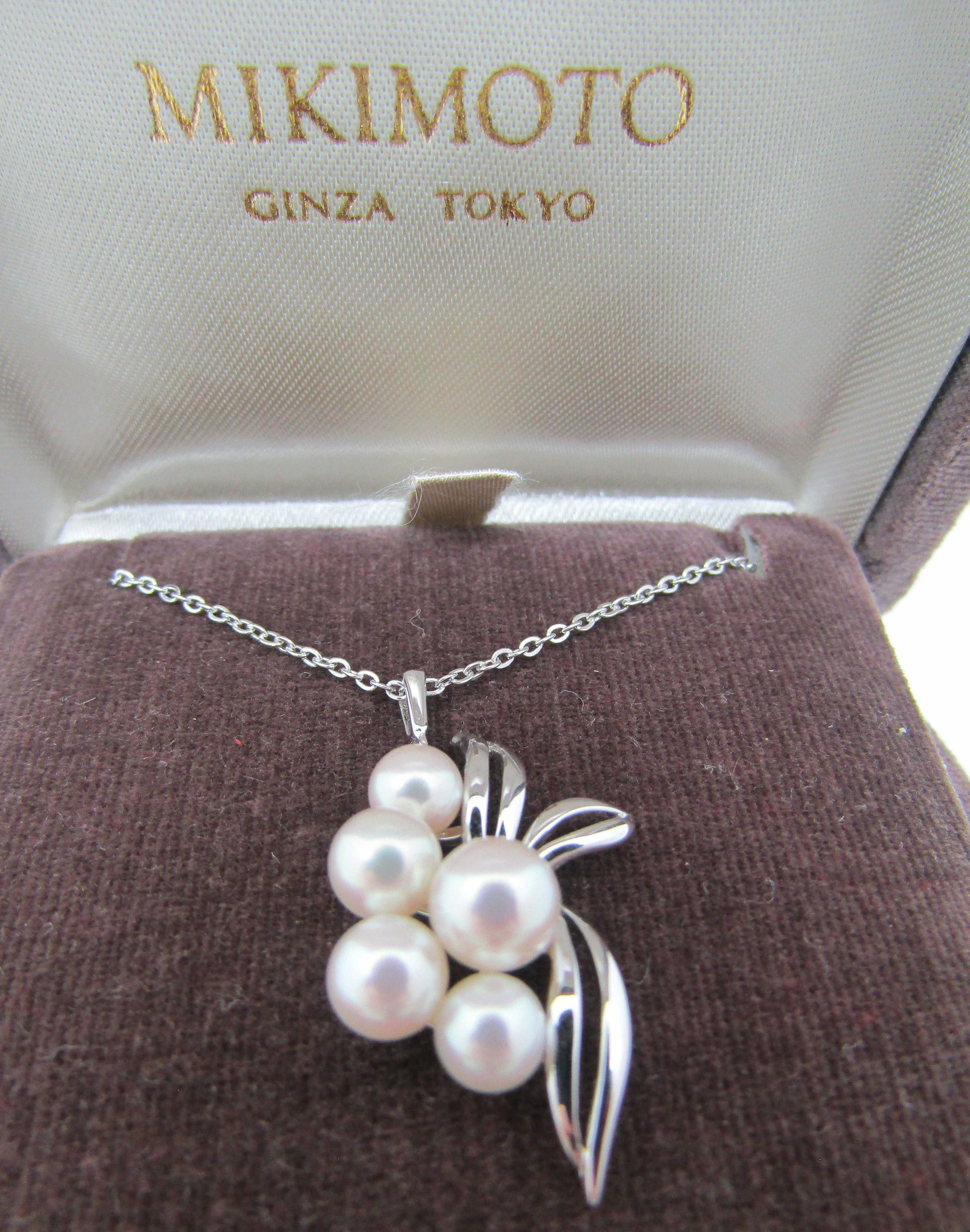 5 MIKIMOTO PEARL NECKLACE STERLING SILVER: GENUINE SIGNED MIKIMOTO 5 TO 7 MM AAA PEARLS.. 16" LINK CHAIN AND 30MM BY 19MM PENDANT ARE BOTH HALLMARKED FOR MIKIMOTO. LIKE NEW, NEVER USED CONDITION. USA SHIPPING $5.
