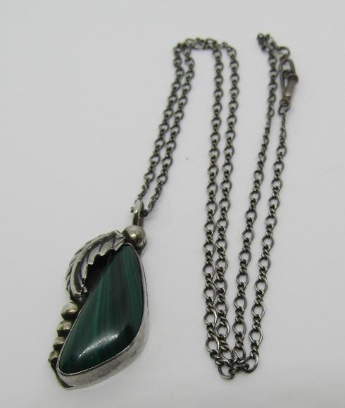 SIGNED DG MALACHITE NECKLACE STERLING SILVER: HALLMARKED "DG"; TESTED STERLING SILVER VINTAGE ESTATE NATIVE AMERICAN SOUTHWEST INDIAN JEWELRY. ANTIQUE LINK CHAIN MEASURES 18". PENDANT 33MM LONG BY 14MM WIDE. WEIGHS 7.4 GRAMS. GREAT CONDITION. USA