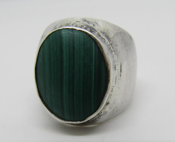 MALACHITE RING STERLING SILVER SIZE 8: UNMARKED SIZE 8 RING; TESTED STERLING SILVER VINTAGE ESTATE NATIVE AMERICAN SOUTHWEST INDIAN JEWELRY. BEZEL MOUNTED MALACHITE STONE MEASURES 16MM LONG BY 14MM WIDE. WEIGHS 15.8 GRAMS. GREAT CONDITION.