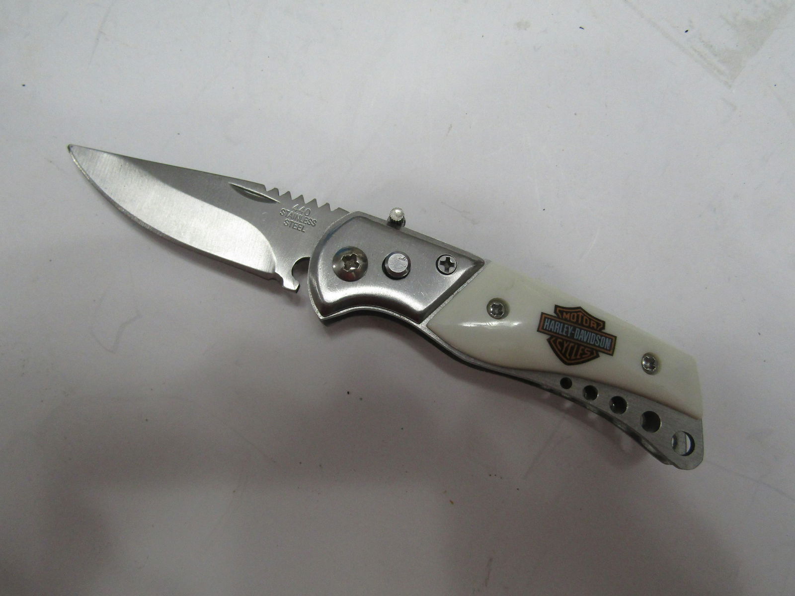 HARLEY DAVIDSON SWITCHBLADE KNIFE: HARLEY DAVIDSON SWITH BLADE KNIFE 5 1/2 INCH LONG WITH 2 1/4 INCH BLADE. WORKS PERFECT. USA SHIPPING $6