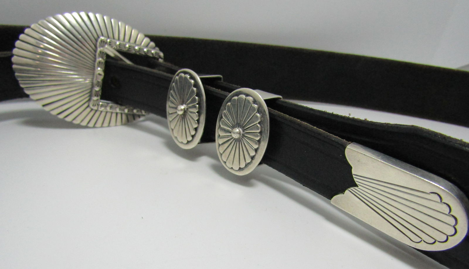 PLATERO BELT BUCKLE STERLING SILVER 4PC SET: SIGNED "PP STERLING" PAT PLATERO BUCKLE 56MM BY 46MM. VINTAGE ESTATE NATIVE AMERICAN SOUTHWEST NAVAJO INDIAN JEWELRY. WEIGH 50 GRAMS. MB TUSON, AZ. LEATHER 54" LONG BY 1.25" WIDE FOR WAIST 46" TO 49".