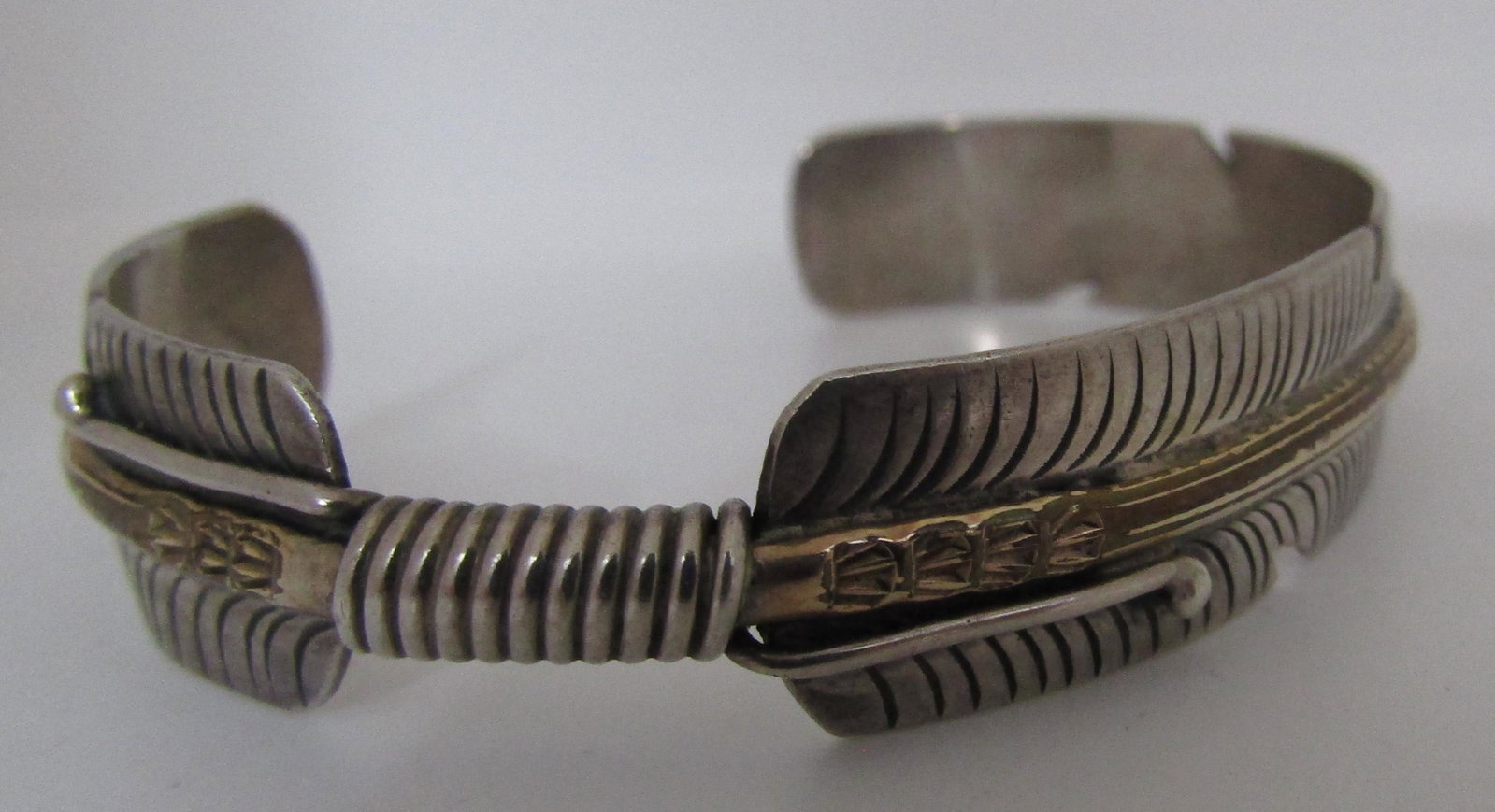 GLEN WILLIE FEATHER CUFF BRACELET STERLING SILVER: VINTAGE ESTATE HALLMARKED "GW STERLING " NATIVE AMERICAN SOUTHWEST NAVAJO INDIAN JEWELRY. 12MM WIDE WITH FEATHER DESIGN. FITS A 7" WRIST. WEIGHS 17.4 GRAMS. VINTAGE ESTATE EXCELLENT USED CONDITION. US