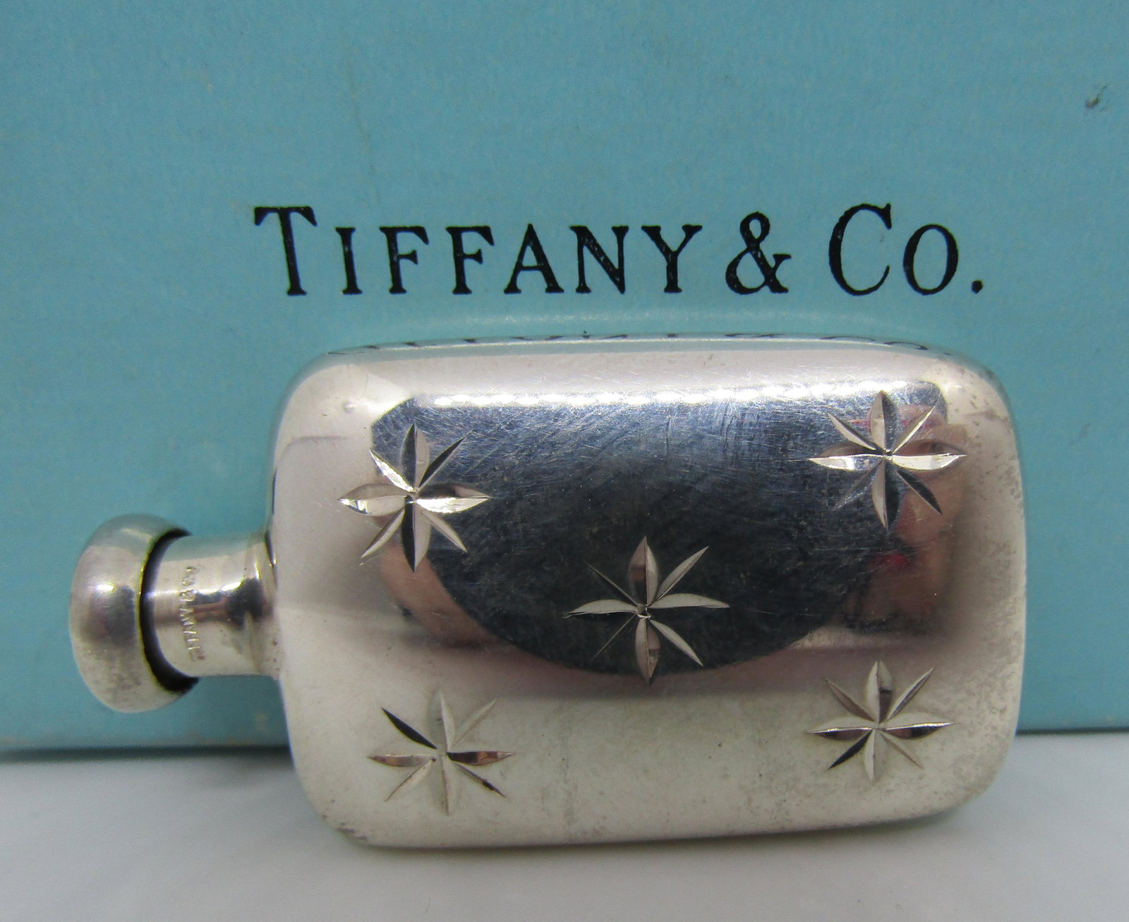TIFFANY & CO PERFUME BOTTLE FLASK STERLING SILVER: GENUINE SIGNED "TIFFANY & CO. STERLING" SCENT CONTAINER. MEASURES 45MM BY 26MM. WEIGHS 14.9 GRAMS. IN TIFFANY BOX. EXCELLENT CONDITION VINTAGE ESTATE GEM. USA SHIPPING $5.
