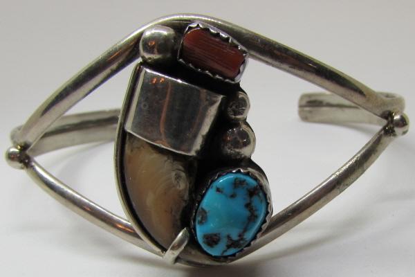 J MARK BEAR CLAW TURQUOISE BRACELET STERLING CUFF: HALLMARKED "J STERLING" JASON LIVINGSTON SILVER. VINTAGE ESTATE NATIVE AMERICAN SOUTHWEST NAVAJO INDIAN JEWELRY. DARK BLUE GEM TURQUOISE, RED CORAL AND 20MM BEAR CLAW. MEASURES 7 INCHES INSIDE INCLUDI