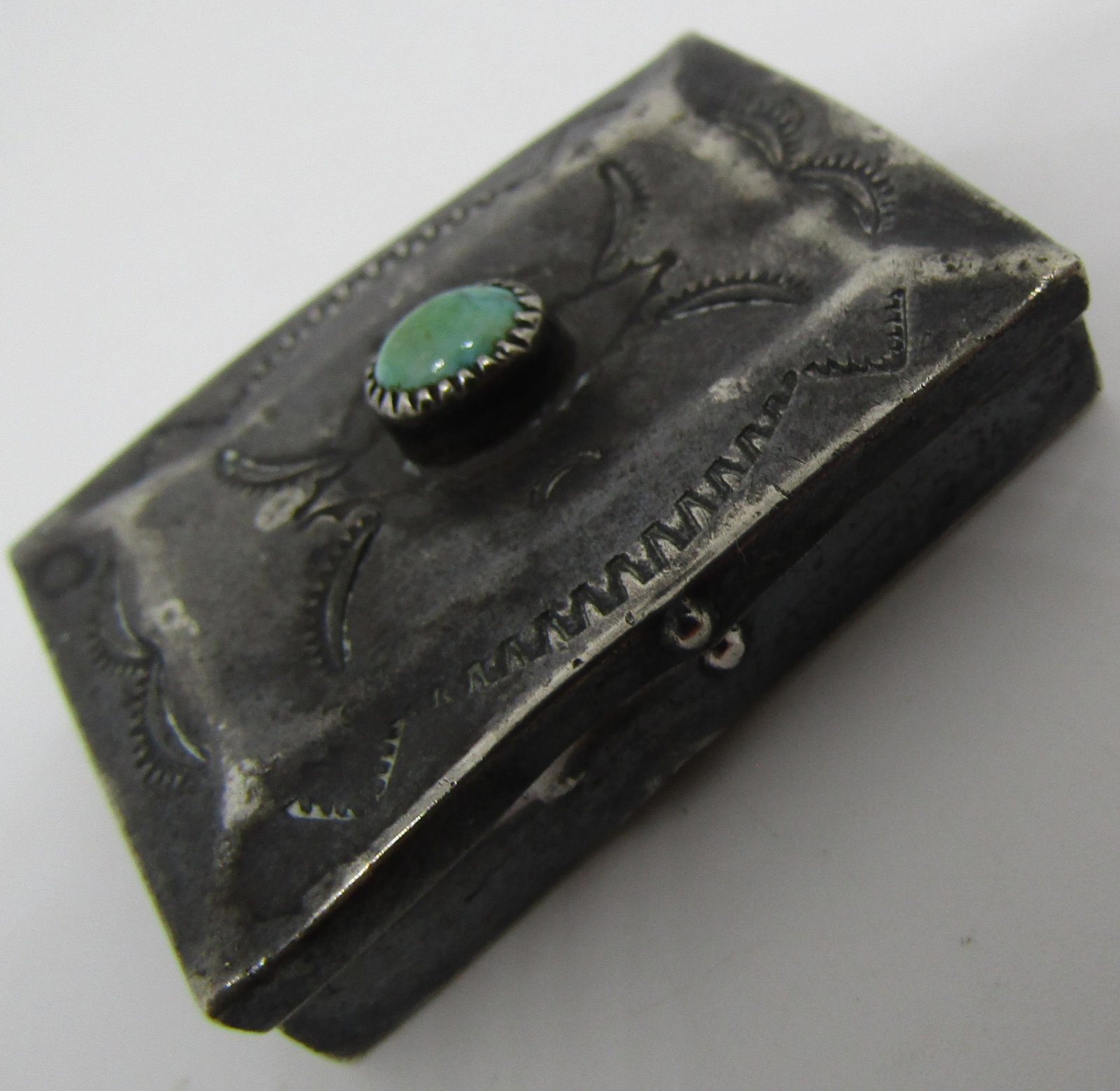 TURQUOISE PILL BOX STERLING SILVER JEWELRY NAVAJO: OLD PAWN HAND STAMPED BOX WITH TURQUOISE. UNMARKED TESTED STERLING NATIVE AMERICAN SOUTHWEST INDIAN ACCESSORY. MEASURE 38MM WIDE X 28MM X 8MM. WEIGH 9.3 GRAMS. VINTAGE ESTATE USED CONDITION. MONOGRAME