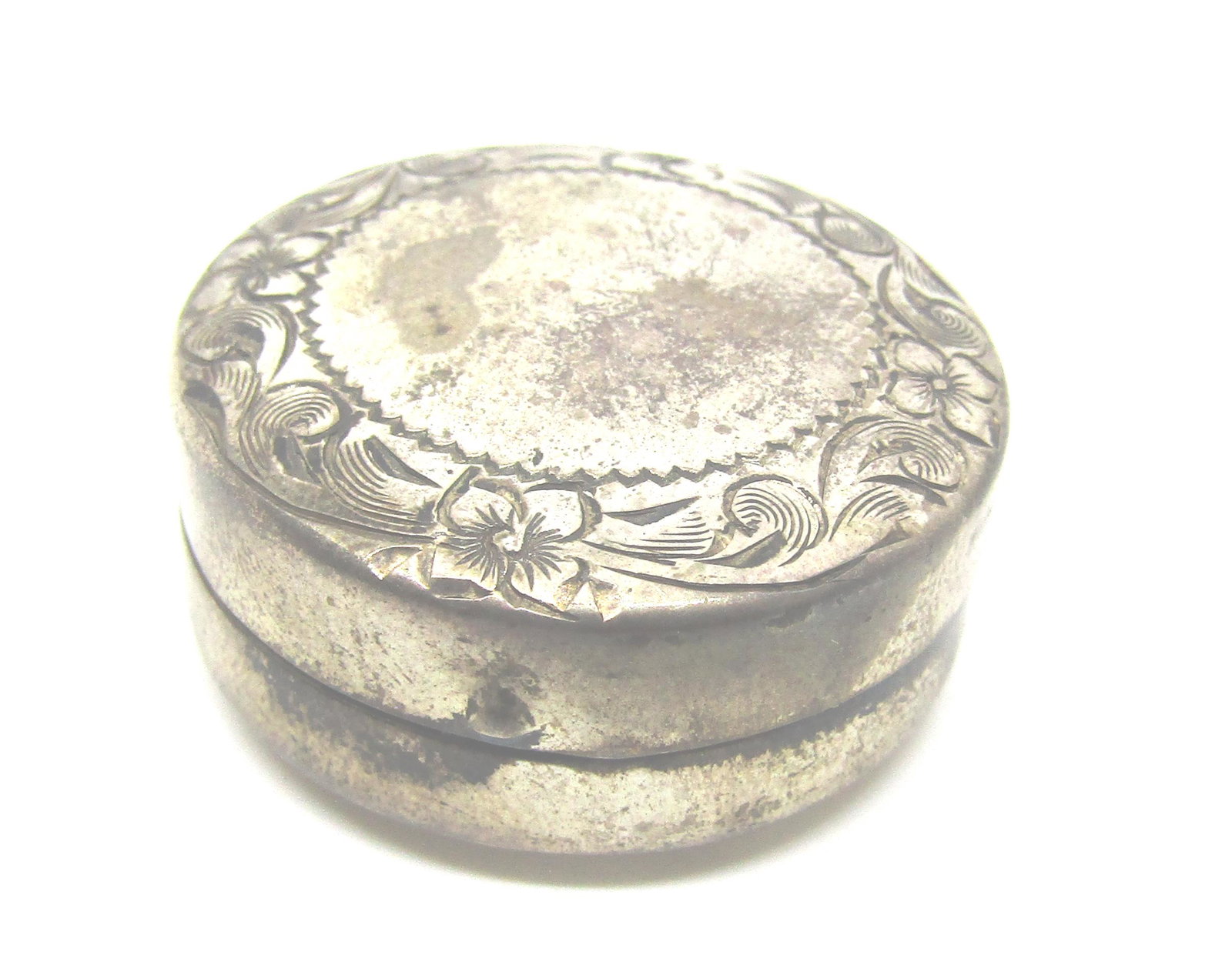 VINTAGE STERLING PILL BOX MIRRORED COMPACT: FLORAL ENGRAVING. TESTED STERLING SILVER. WEIGHS 12.6 GRAMS DIAMETER IS 1-1/4" AND 1/2" HIGH.