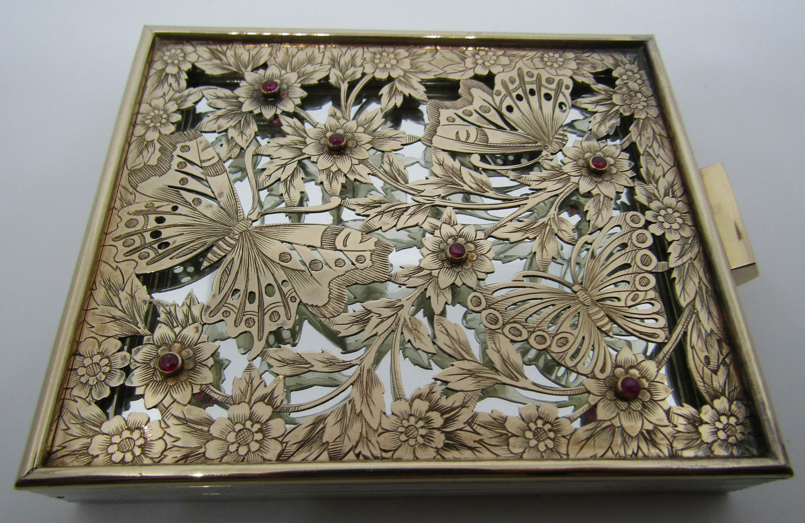 BOUCHERON COMPACT 18K GOLD STERLING SILVER RUBY: AMAZING MUSEUM QUALITY BOUCHERON PARIS 1920'S HALLMARKED BUTTERFLY PURSE CASE: STERLING SILVER, 18K ROSE GOLD 6 RUBIES WITH CARRY CASE. BOX WEIGHT: 282.3 GRAMS INCLUDING MIRROR. SIZE: 3" X 3.5" X .6".