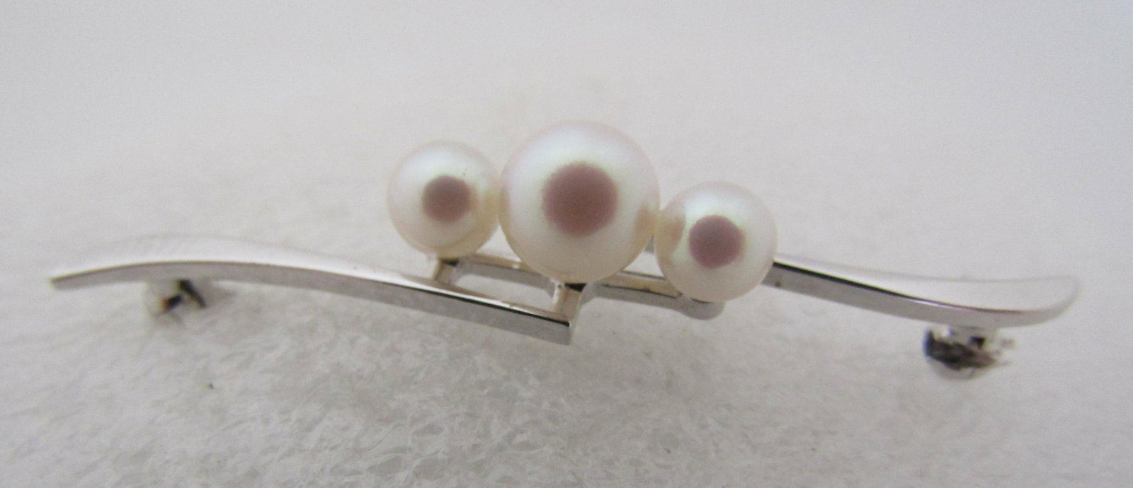 MIKIMOTO 3 PEARL PIN STERLING SILVER BROOCH: VINTAGE ESTATE GENUINE HALLMARKED MIKIMOTO STERLING SILVER BROOCH. 50MM LONG. WEIGHS 3 GRAMS. PIN WORKS FINE. USA SHIPPING $5.