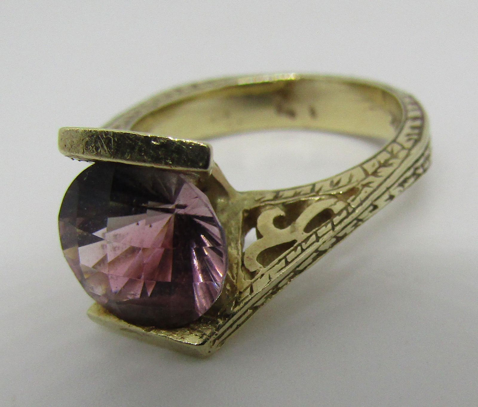 3CT WATERMELON TOURMALINE RING 14K GOLD ENGRAVED: GENUINE 9MM ROUND WATERMELON TOURMALINE GEMSTONE. MOUNTED IN ORNATELY ENGRAVED AND MARKED "14K" YELLOW GOLD, WEIGHS 5.7 GRAMS. SIZE 7. EXCELLENT CONDITION VINTAGE ESTATE. USA SHIPPING $10