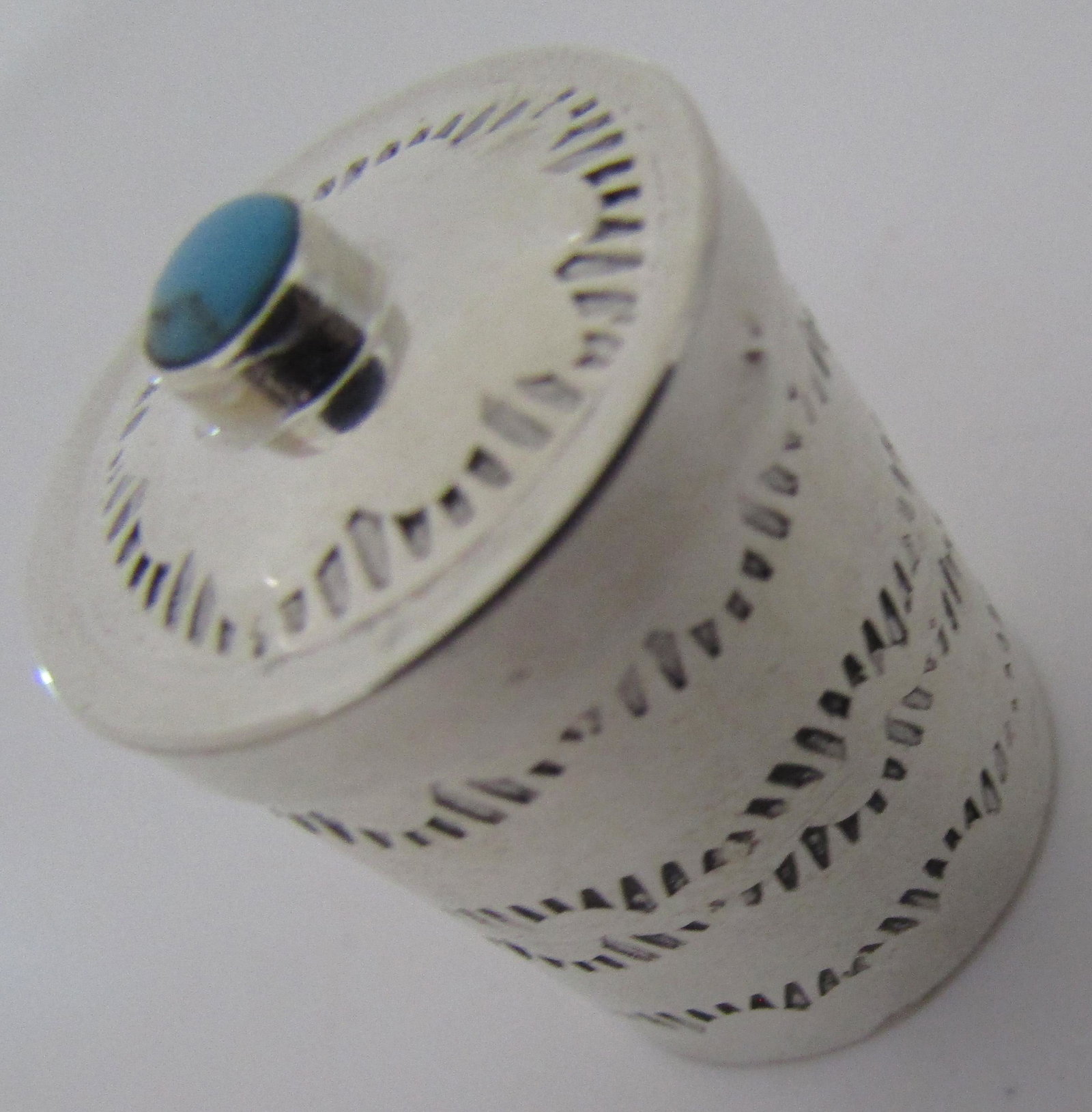 CS TURQUOISE BOX STERLING SILVER PILL TRINKET: VANITY, JEWELRY, TRINKET OR PILL BOX WITH GENUINE TURQUOISE MARKED "CS STERLING" CECIL SANDERS NATIVE AMERICAN SOUTHWEST INDIAN JEWELRY. MEASURE 32MM LONG BY 26MM WIDE. WEIGHS 9.6 GRAMS. VINTAGE ESTAT