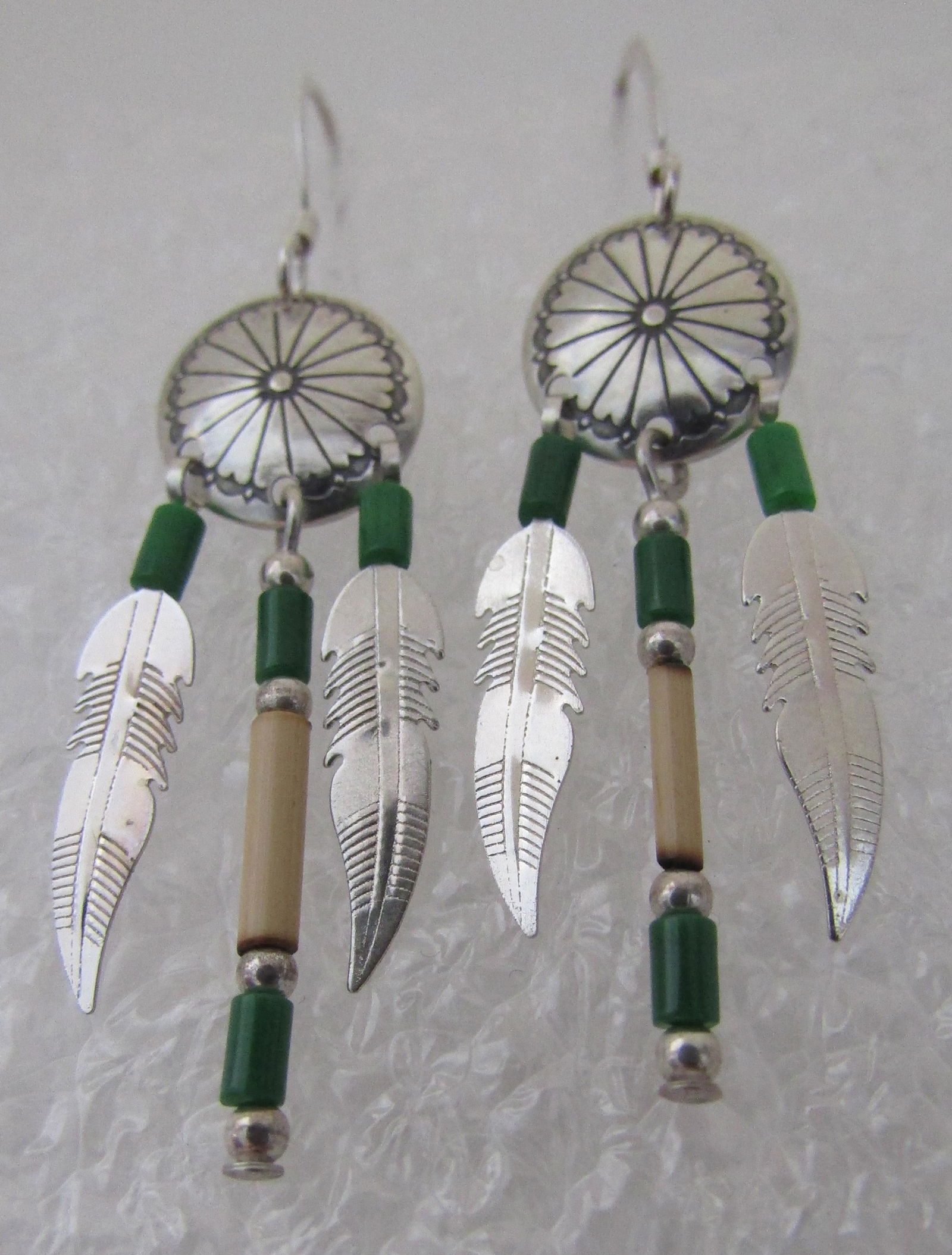 CONCHO FEATHER EARRINGS STERLING SILVER MALACHITE: UNMARKED, TESTED STERLING NATIVE AMERICAN SOUTHWEST INDIAN JEWELRY. MEASURE 44MM LONG BY 13MM WIDE. WEIGH 2 GRAMS. VINTAGE ESTATE EXCELLENT CONDITION. USA SHIPPING $5.