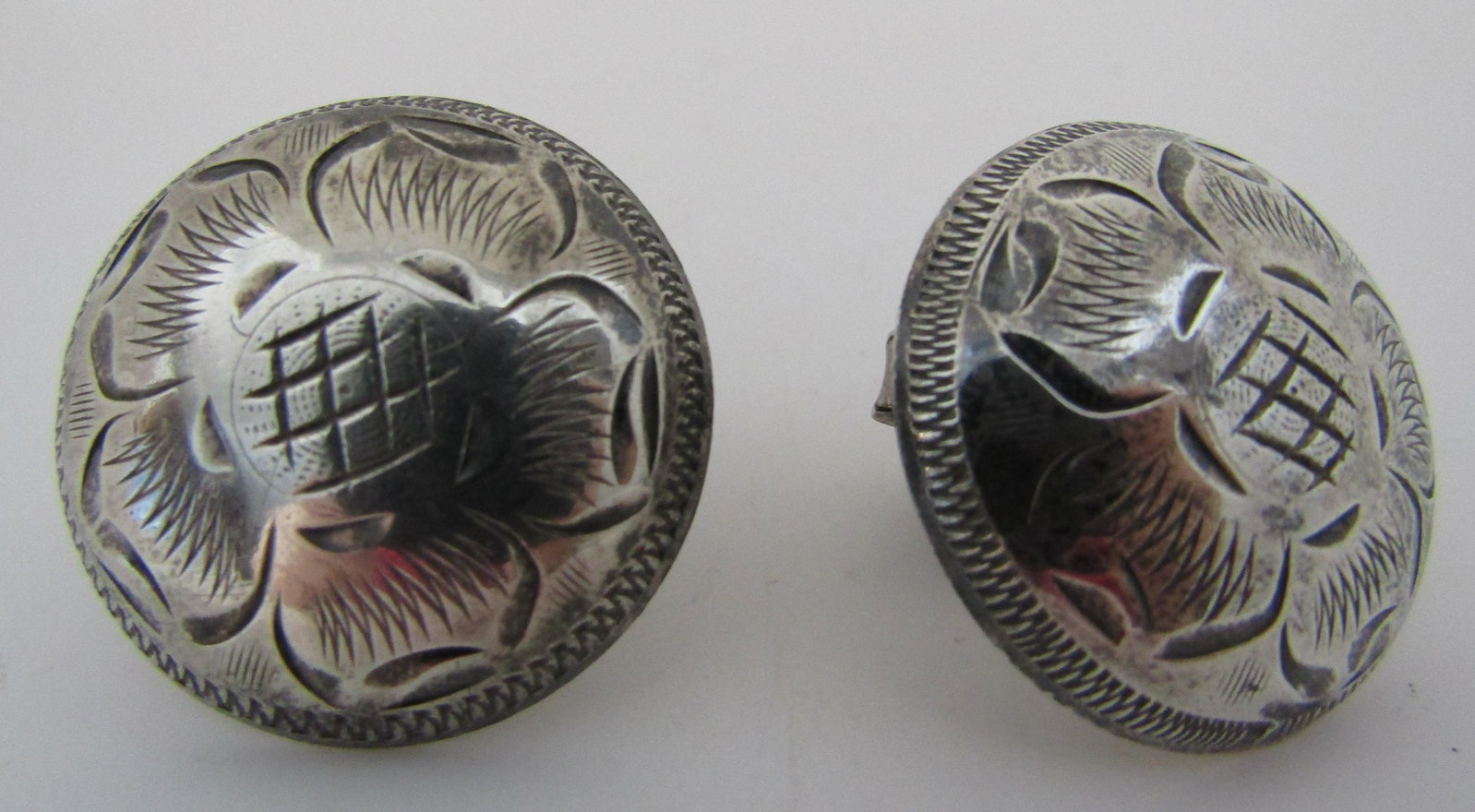 CONCHO CUFFLINKS STERLING SILVER LINKS MEXICO: ENGRAVED CUFF LINKS HALLMARKED PLUS "MEXICO STERLING". OLD PAWN NATIVE AMERICAN SOUTHWEST JEWELRY. MEASURE 25MM. WEIGHS 12.9 GRAMS. VINTAGE ESTATE EXCELLENT USED CONDITION. USA SHIPPING $5.