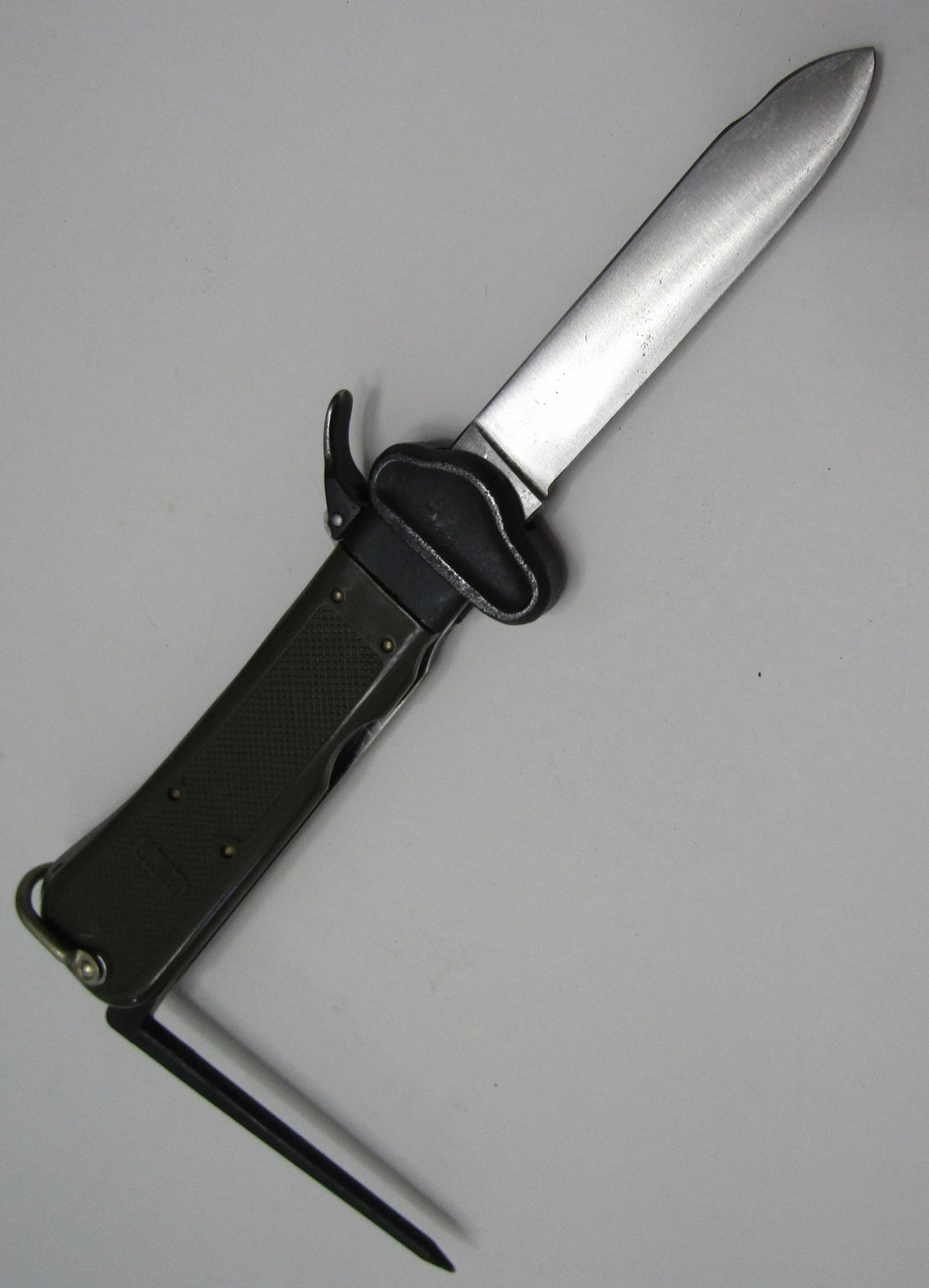 BUND PARATROOPERS GRAVITY KNIFE GERMAN: 10 INCH GRAVITY KNIFE WITH 4 1/4 INCH BLADE. AND 4 INCH HELMIT SPIKE. EXCELLENT CONDITION. US SHIPPING $10