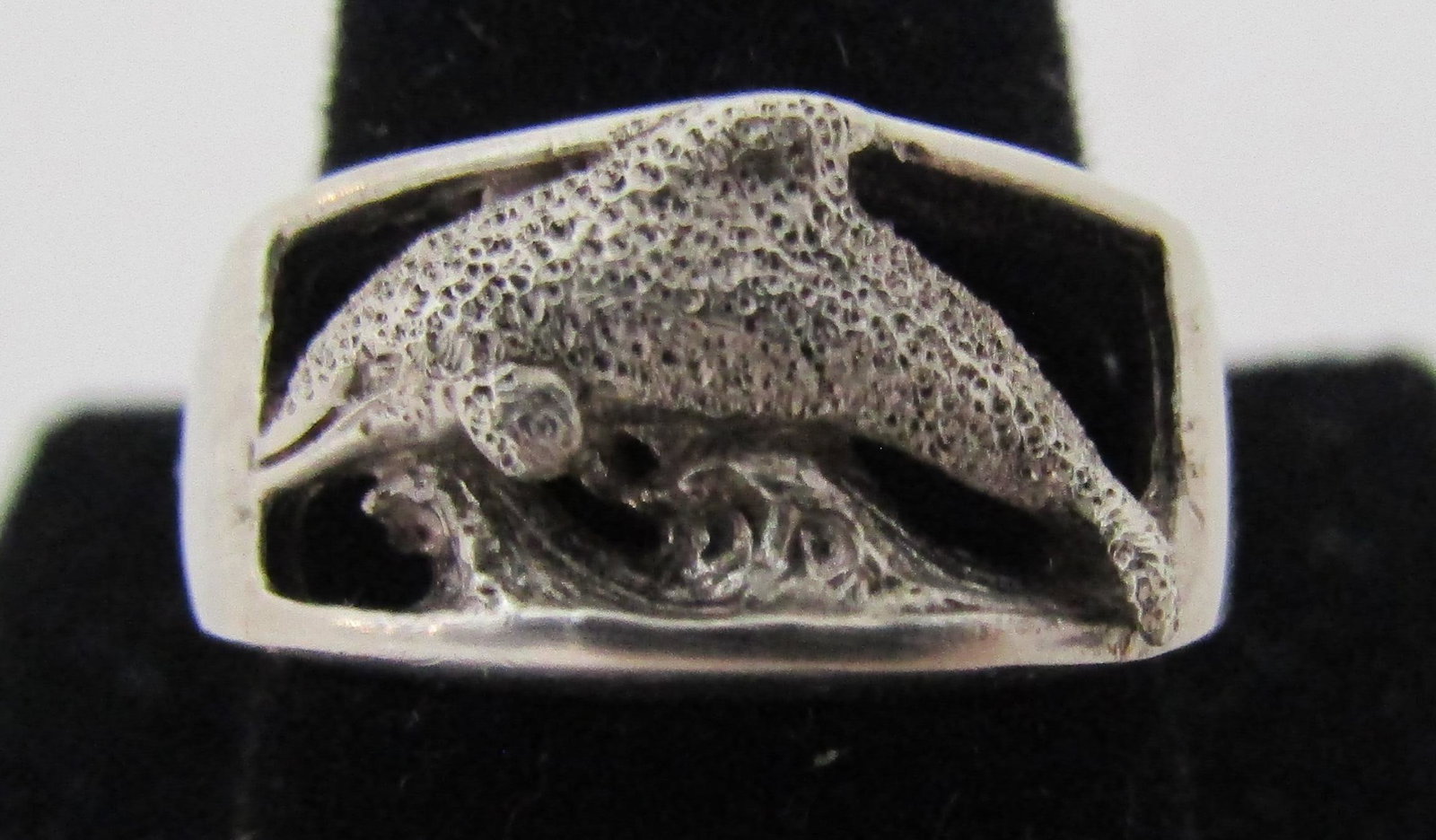 KABANA DOLPHIN RING STERLING SILVER SEALIFE: VINTAGE ESTATE GENUINE SIGNED "KABANA 925" SIZE 6 RING. 9.7MM WIDE. WEIGHS 5.4 GRAMS. GOOD USED CONDITION. USA SHIPPING $5.