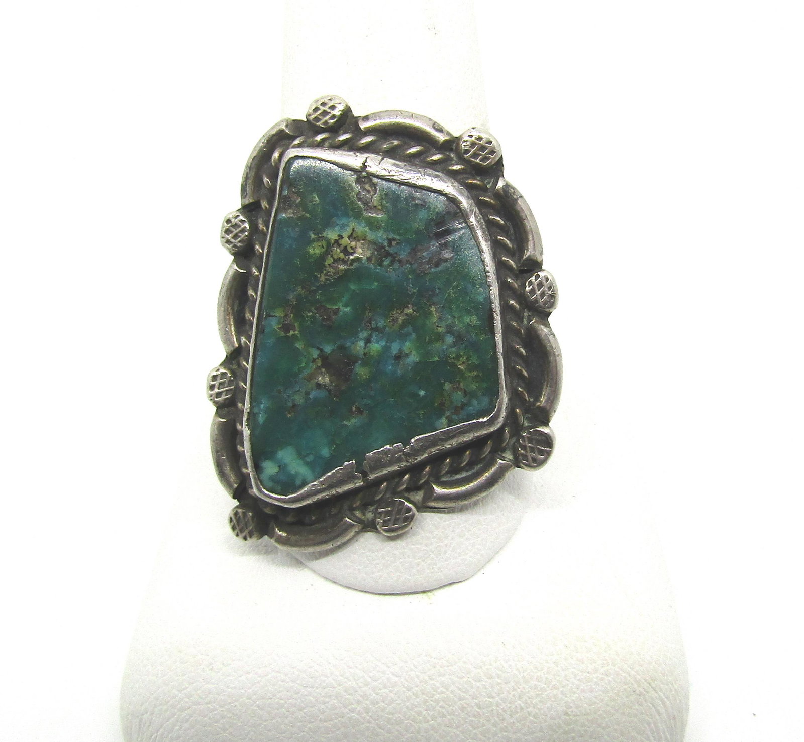 OLD PAWN GREEN TURQUOISE NAVAJO STERLING RING SZ10: LARGE NATIVE AMERICAN NAVAJO RING. DARK GREEN STONE APPEARS TO BE EMERALD VALLEY MINE. UNSIGNED TESTED 925 STERLING SILVER. WEIGHS 11.6 GRAMS. MENS SIZE 10. MEASURES 1-3/8" X 1". USA SHIPPING $5