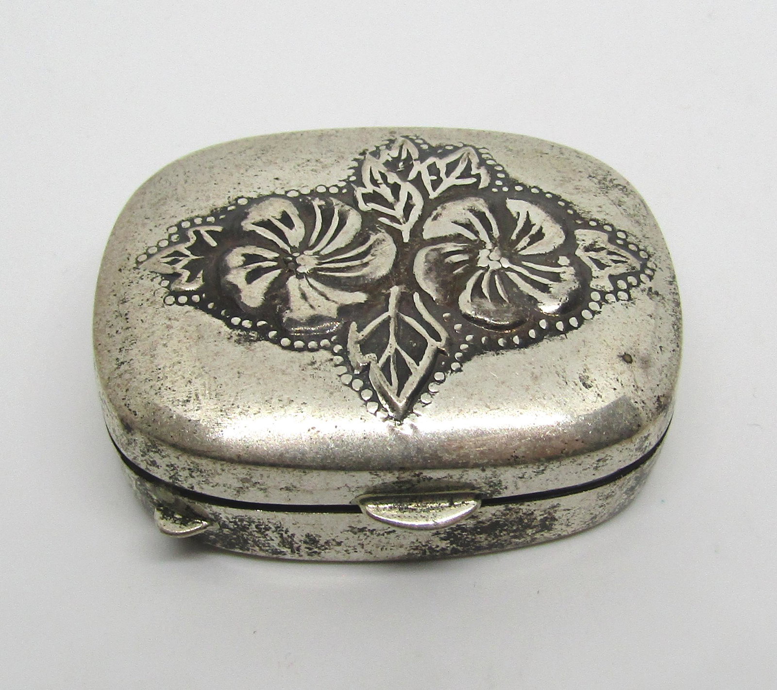 MERVYN'S STERLING SILVER TRINKET PILL BOX SIGNED: MARKED MERVYN'S. TESTED 925 STERLING SILVER. WEIGHS 22 GRAMS. 1.75" X 1.5" X 0.5". USA SHIPPING $5