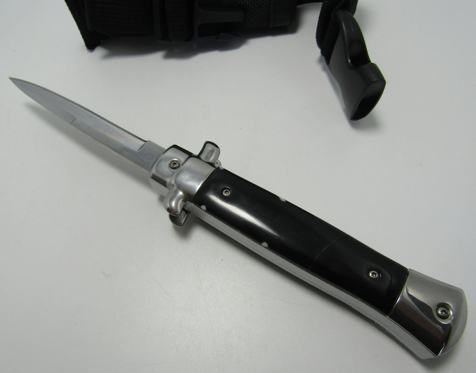 SWITCHBLADE OTF KNIFE (1 of 2)