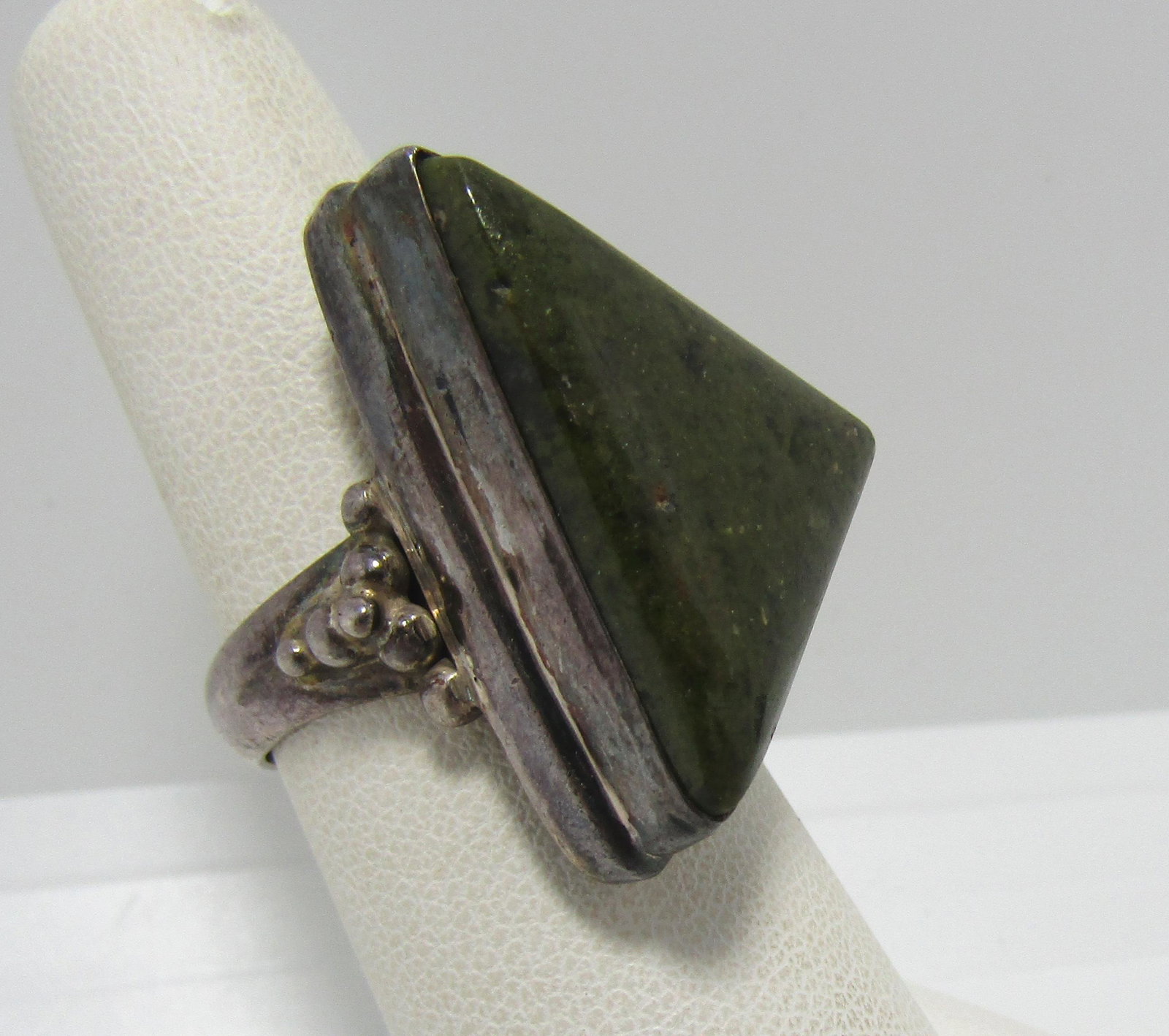 STERLING SILVER TRIANGLE GREEN QUARTZ RING (1 of 4)