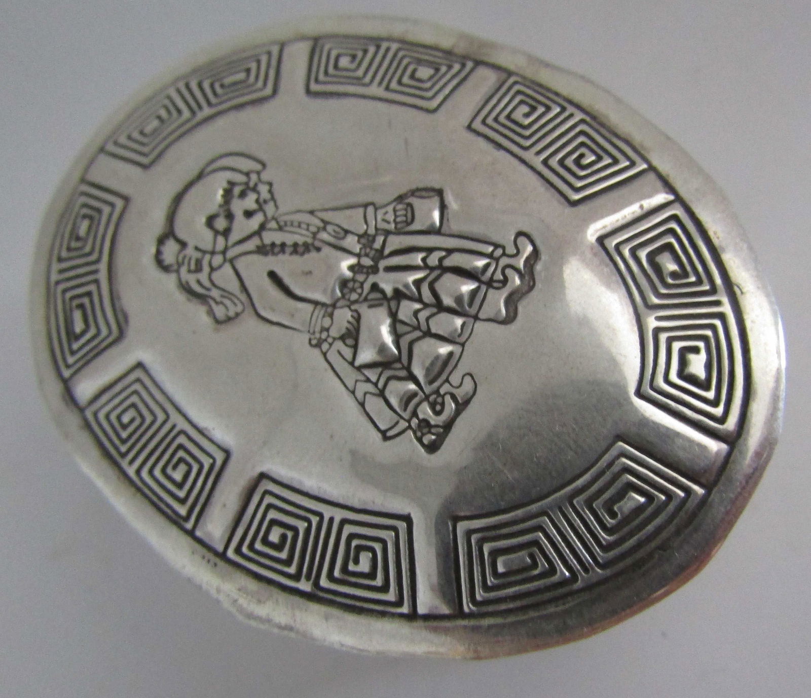 TSOSIE PILL TRINKET BOX STERLING SILVER JEWELRY: GREAT VANITY CONTAINER FOR RINGS, LINK CHAIN BRACELETS OR NECKLACES, EARRINGS; AS WELL AS PILLS OR DRUGS. MARKED "RTT STERLING" ROBERTSON T TSOSIE. NATIVE AMERICAN SOUTHWEST NAVAJO INDIAN BOX. MEASURE