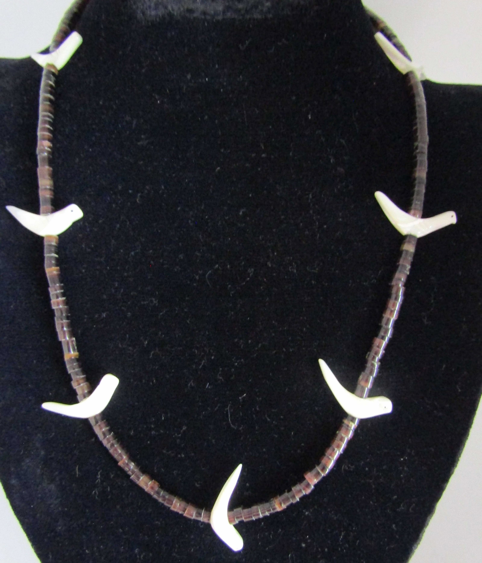 7 MOP BIRD FETISH HEISHI BEAD NECKLACE 21": OLD PAWN NATIVE AMERICAN SOUTHWEST NAVAJO / ZUNI INDIAN JEWELRY. MEASURES 21 INCHES LONG WITH 7 BIRD FETISHES 26MM WIDE. WEIGHS 23 GRAMS. VINTAGE ESTATE EXCELLENT USED CONDITION. USA SHIPPING $5.