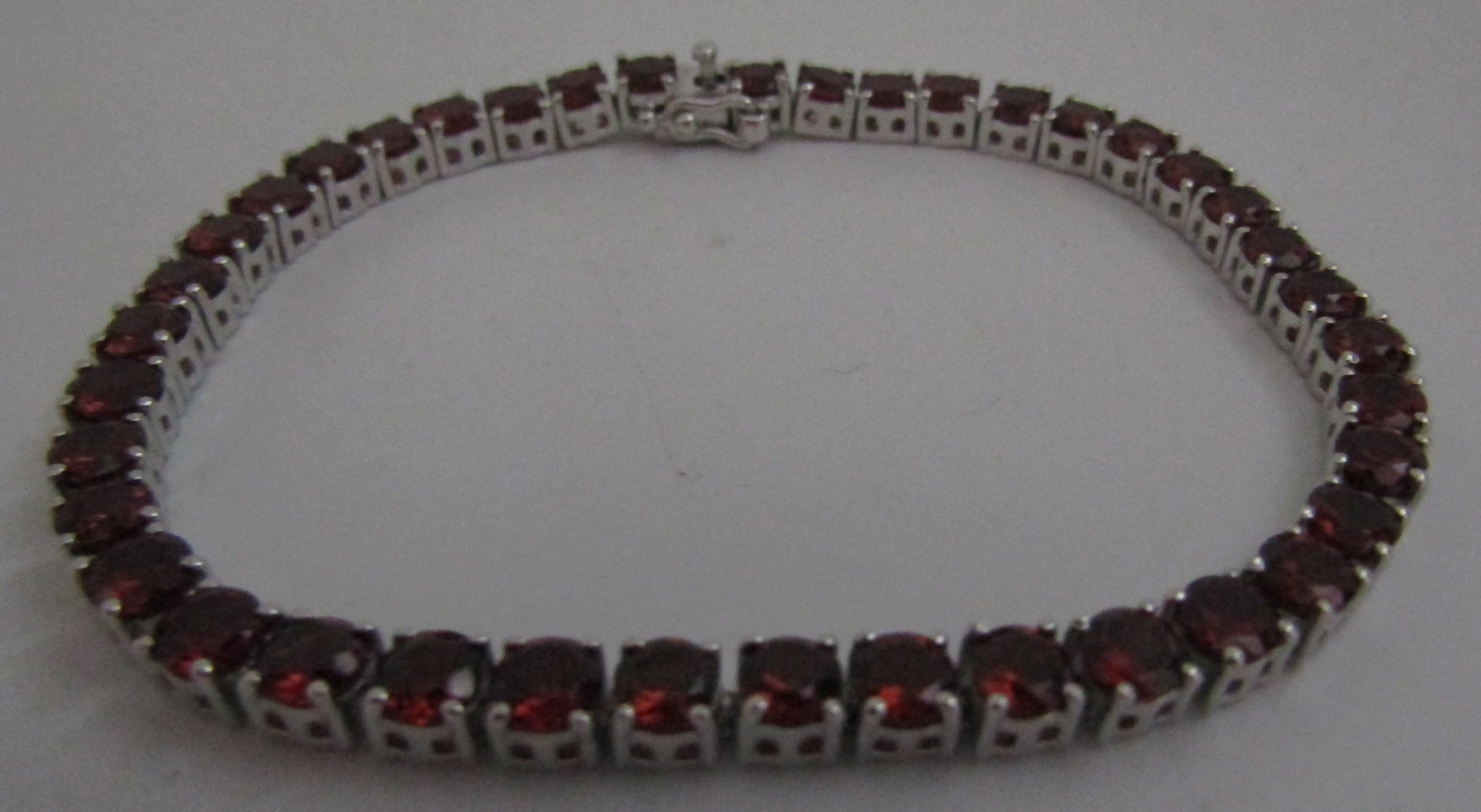 10CT GARNET TENNIS BRACELET STERLING SILVER: ALL GENUINE 40 GARNET GEMSTONES. VINTAGE ESTATE 7 INCHES LONG BY 4MM WIDE. WEIGHS 12.6 GRAMS. EXCELLENT USED CONDITION. USA SHIPPING $5.