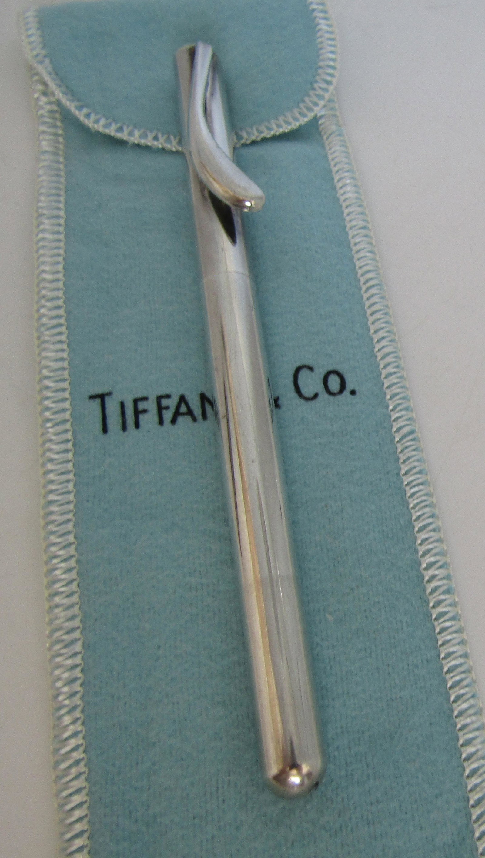 TIFFANY & CO PEN STERLING SILVER W POUCH BLUE INK: GENUINE TIFFANY & CO. ELSA PERETTI PEN WITH TIFFANY POUCH. MEASURES 5 INCHES LONG BY 8 TO13MM. WEIGHS 23 GRAMS TOTAL. VINTAGE ESTATE WORKS FINE, USED CONDITION. USA SHIPPING $5.