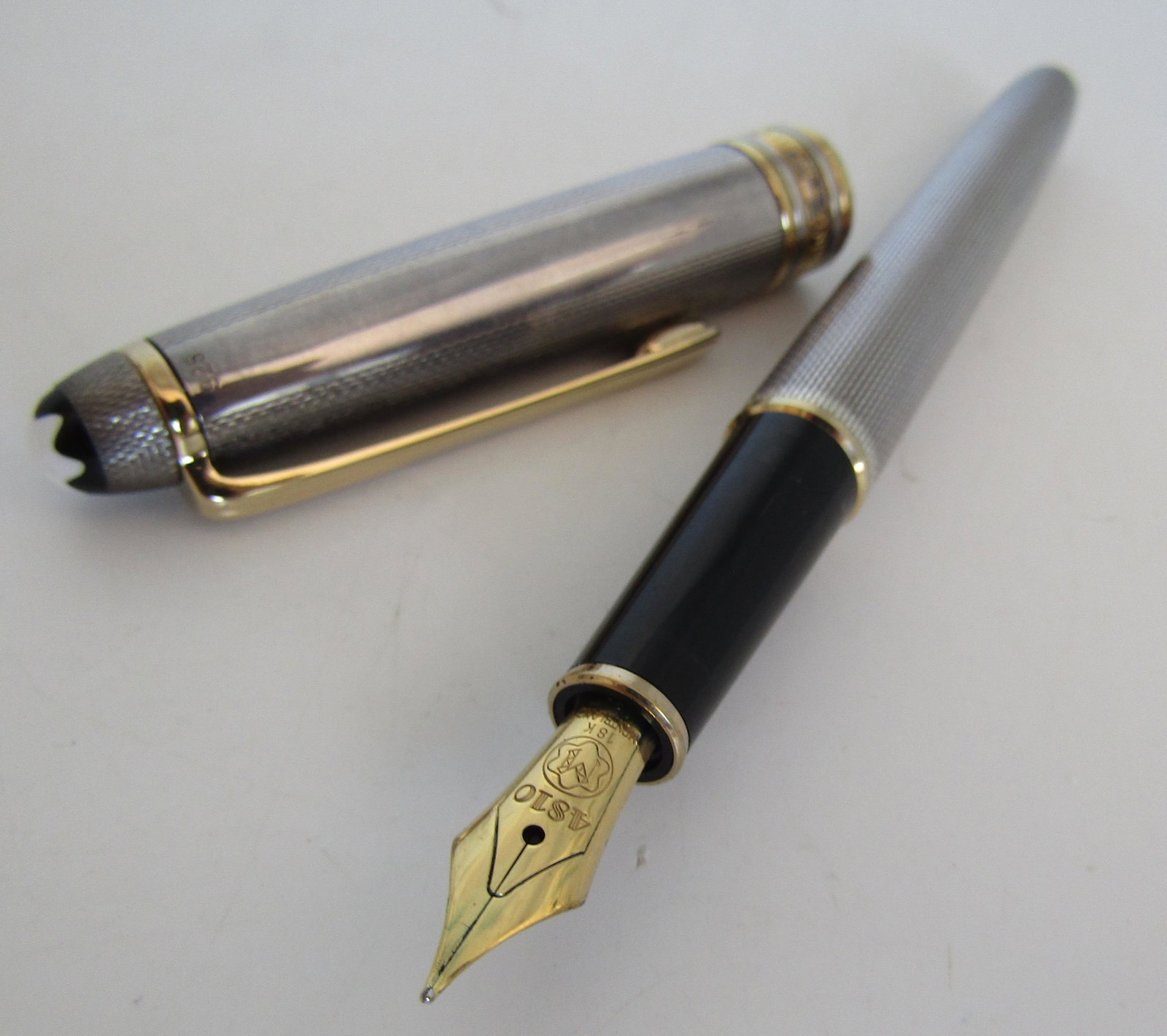 MONTBLANC MEISTERSTUCK 925 PEN SOLITAIRE 18K NIB: GENUINE MONT BLANC MEISTERSTUCK STERLING SILVER FOUNTAIN PEN BARLEY WITH GOLD PIN STRIPES WITH BOX. MEASURES 5 1/4 INCHES LONG. WEIGHS 28 GRAMS TOTAL. VINTAGE ESTATE EXCELLENT LOOKING CONDITION. USA S