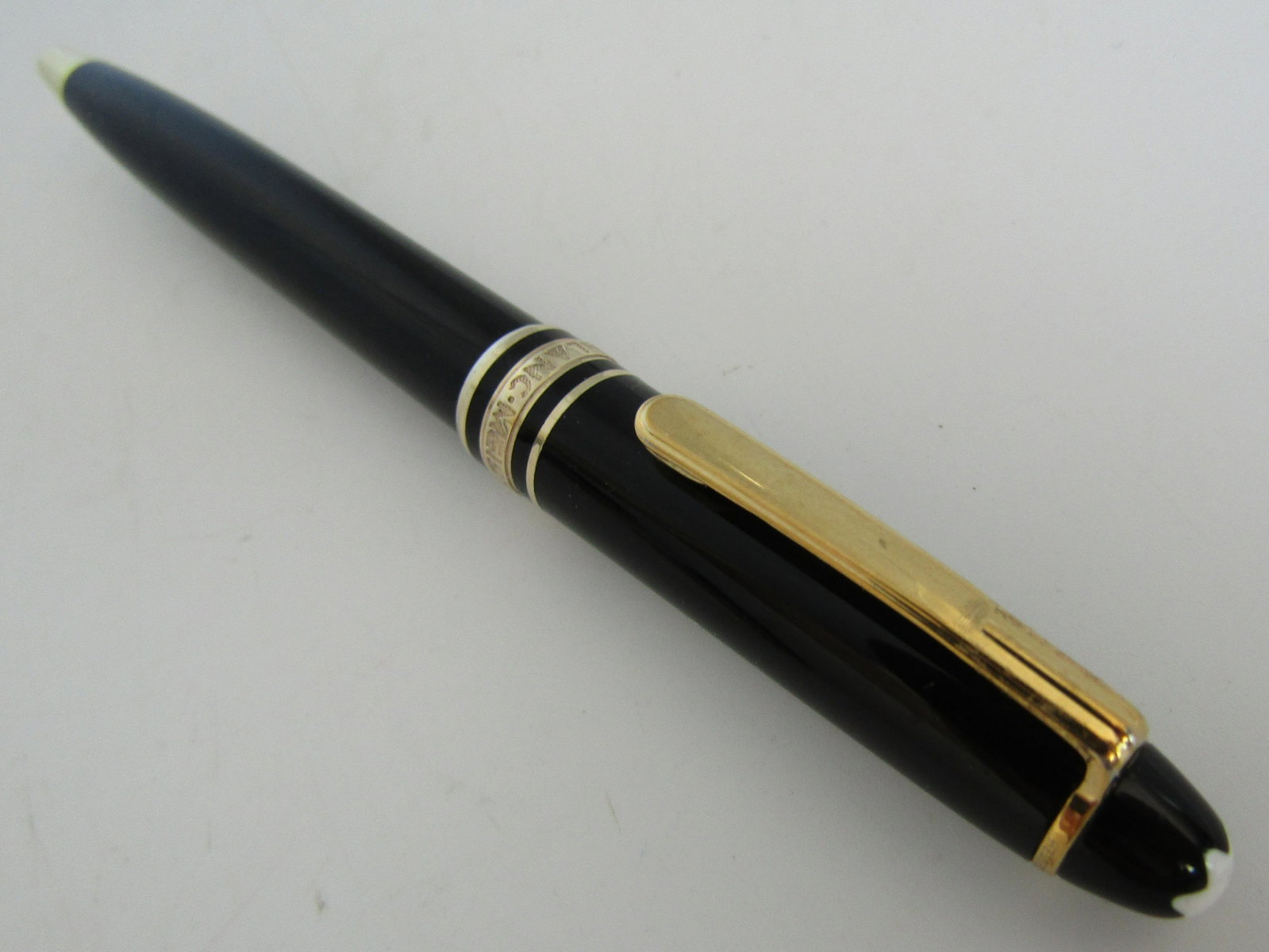 MONTBLANC PEN MEISTERSTUCK BLACK & GOLD GERMANY: GENUINE MONT BLANC MEISTERSTUCK BALL POINT PEN. MEASURES 4 1/4 INCHES LONG. WEIGHS 12 GRAMS TOTAL. BLACK INK, VINTAGE ESTATE WORKS FINE, USED CONDITION. USA SHIPPING $5.